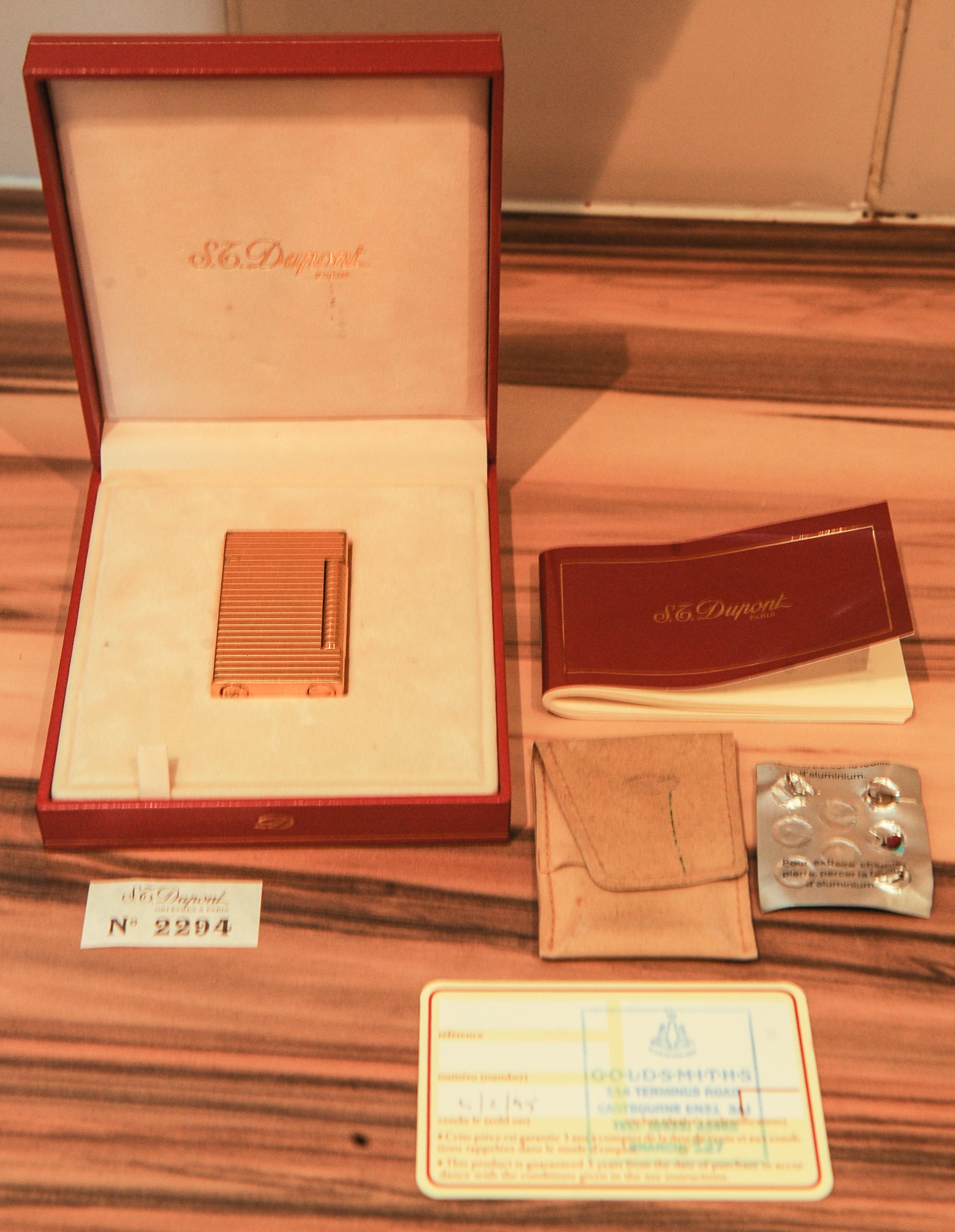 S.T. Dupont Briquet De Poche LD Plaque Gas Cigarette Lighter With Original Box  In Good Condition For Sale In High Wycombe, GB
