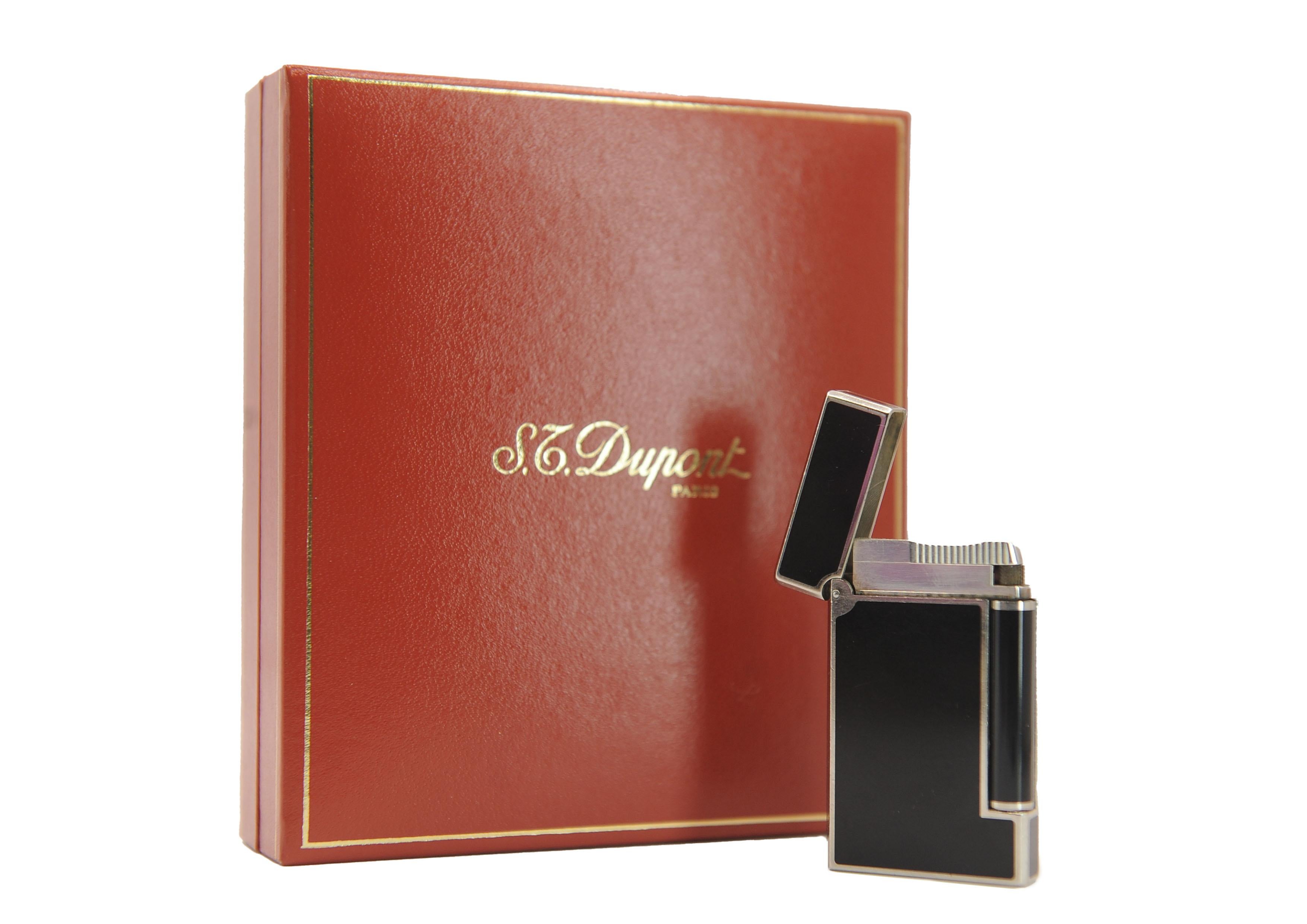S. T. Dupont Paris Ligne 1 Accendisigari Laque De Chine argento e nero, con scatola Dupont 

Realizzato a Parigi, in Francia. 

S.T. Dupont è un'azienda francese di beni di lusso fondata nel 1872 che originariamente produceva bauli da viaggio in