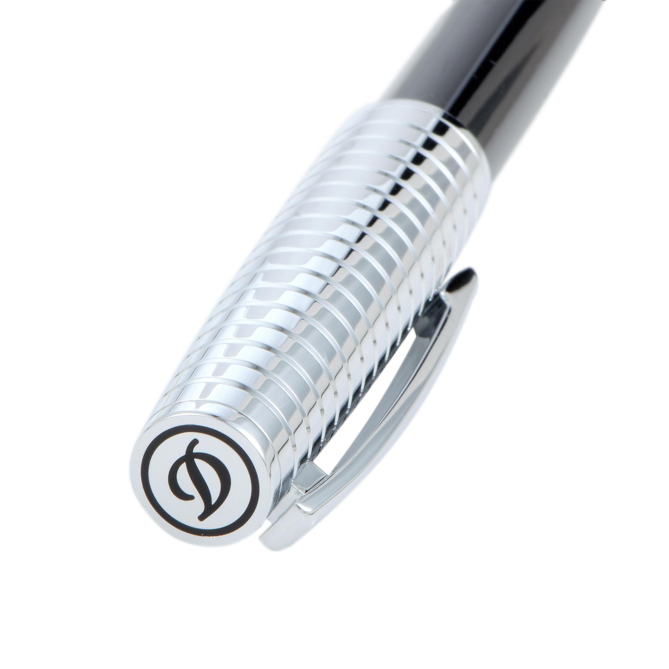 Mit seiner überzeugend eleganten Kombination aus markantem Schwarz und verführerischem Chrom ist dieses exquisite Schreibgerät eine außergewöhnliche Wahl, wenn Sie auf der Suche nach einem Accessoire sind, das sowohl unglaublich stilvoll als auch