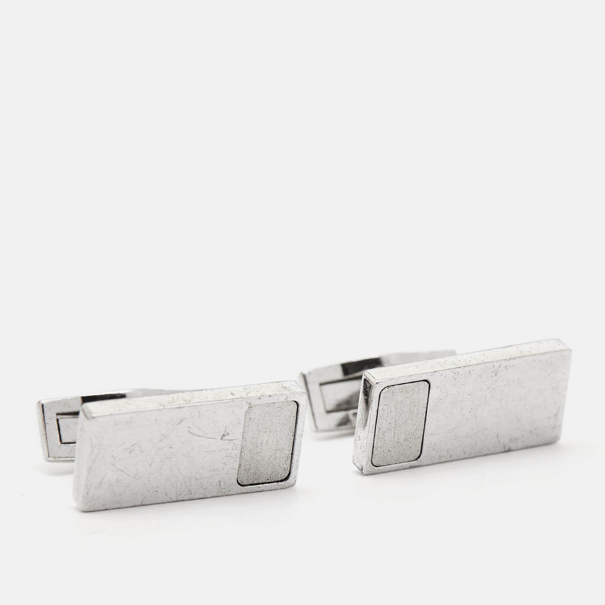 Questi gemelli testimoniano l'impeccabile maestria artigianale e l'estetica di lusso di T&T. Dupont. Il design in metallo argentato si abbina perfettamente alle tue camicie da cerimonia.