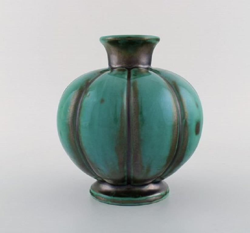 St. Erik, Uppsala. Art Deco vase in glazed ceramics. Rare shape and beautiful glaze in shades of green, 1920s.
Measures: 17.5 x 17 cm.
In excellent condition.
Stamped.