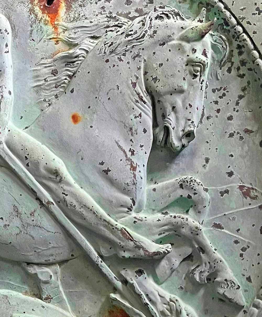 Art déco « St. George et le dragon », grande sculpture en relief en bronze avec nu masculin en vente
