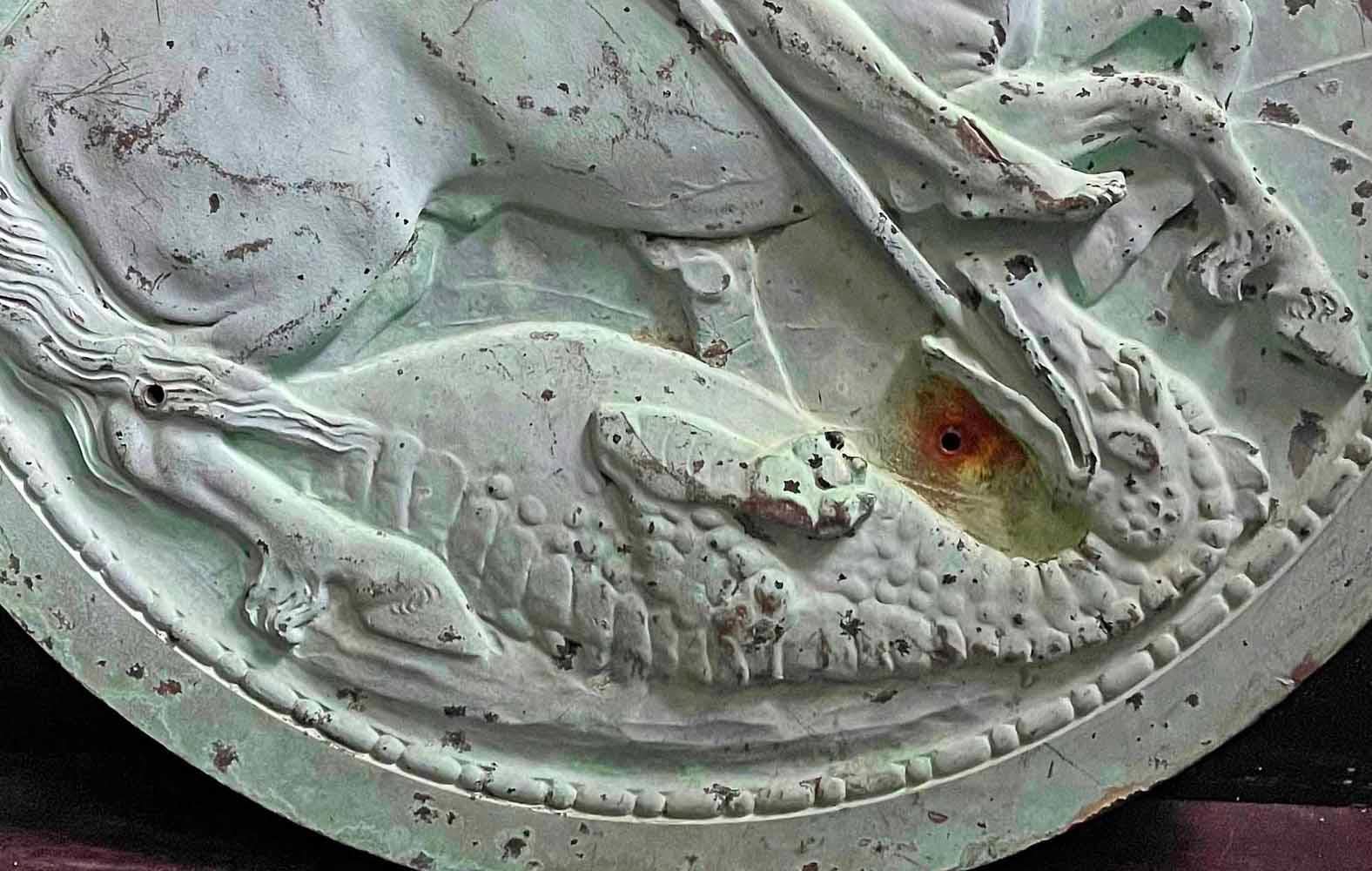 Américain « St. George et le dragon », grande sculpture en relief en bronze avec nu masculin en vente