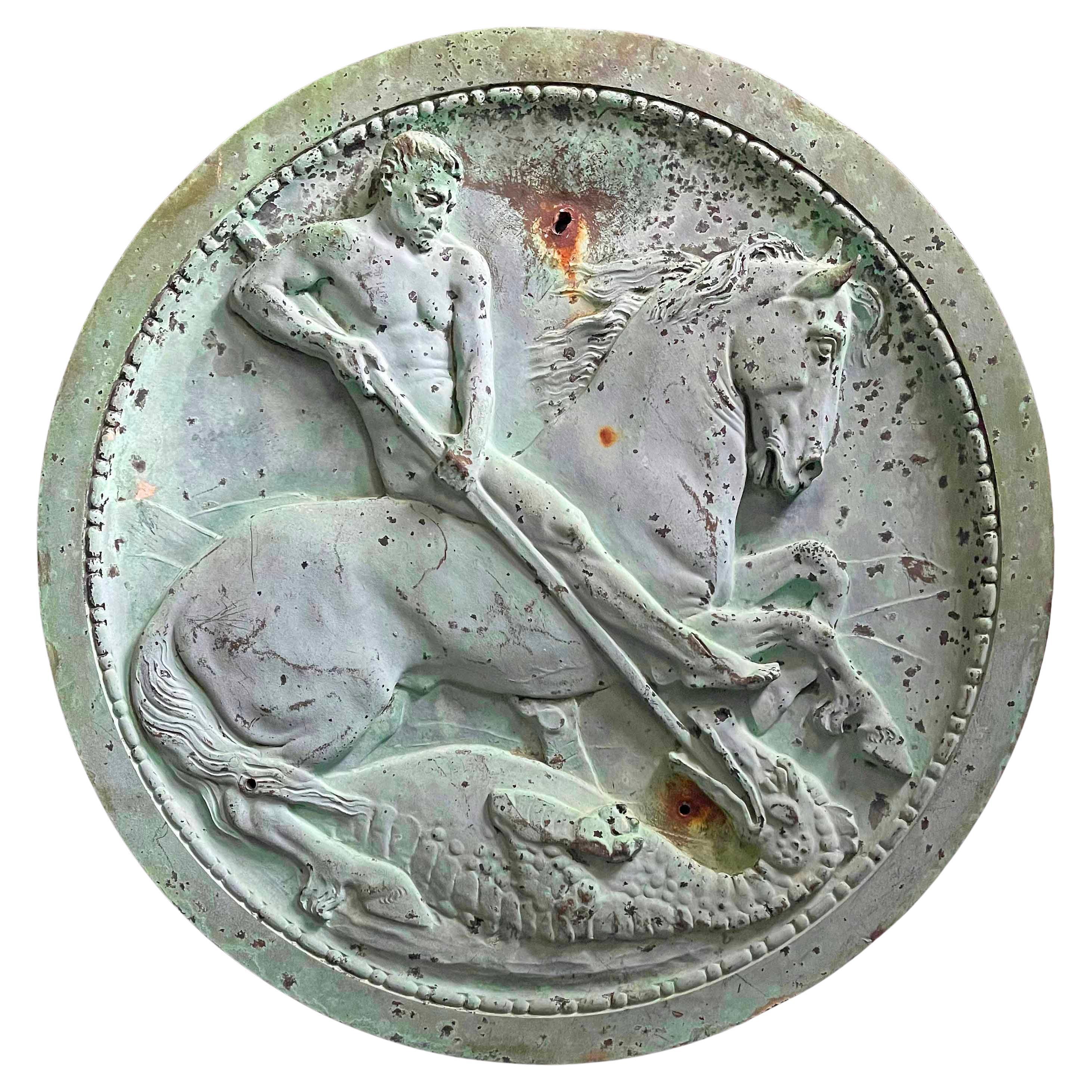 « St. George et le dragon », grande sculpture en relief en bronze avec nu masculin