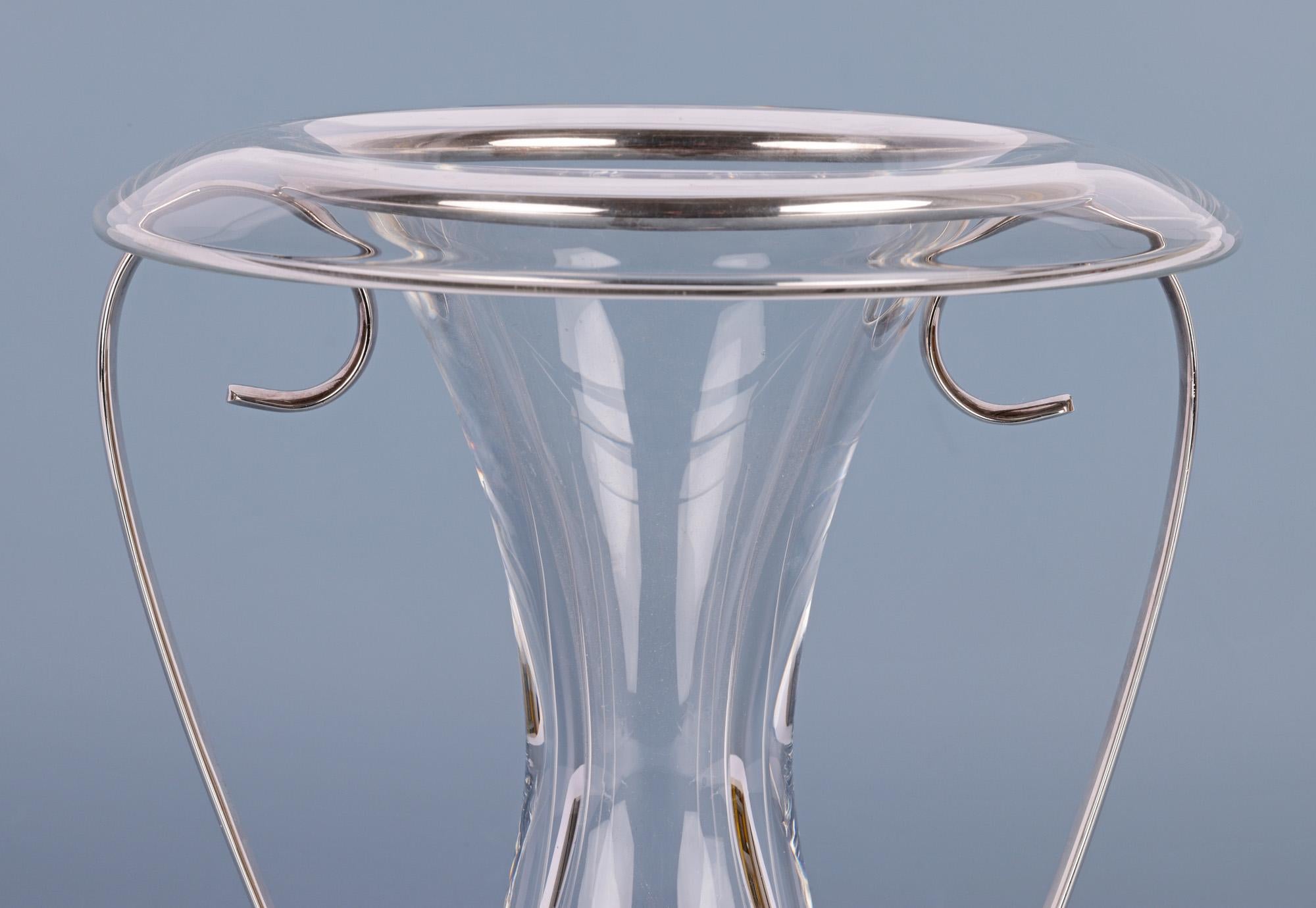 Eine sehr stilvolle Qualität Französisch Mitte des Jahrhunderts Kristallglas Vase in einem versilberten Rahmen von renommierten Pariser Hersteller Saint Hilaire montiert. Die Vase aus mundgeblasenem Klarglas hat einen breiten, trompetenförmigen
