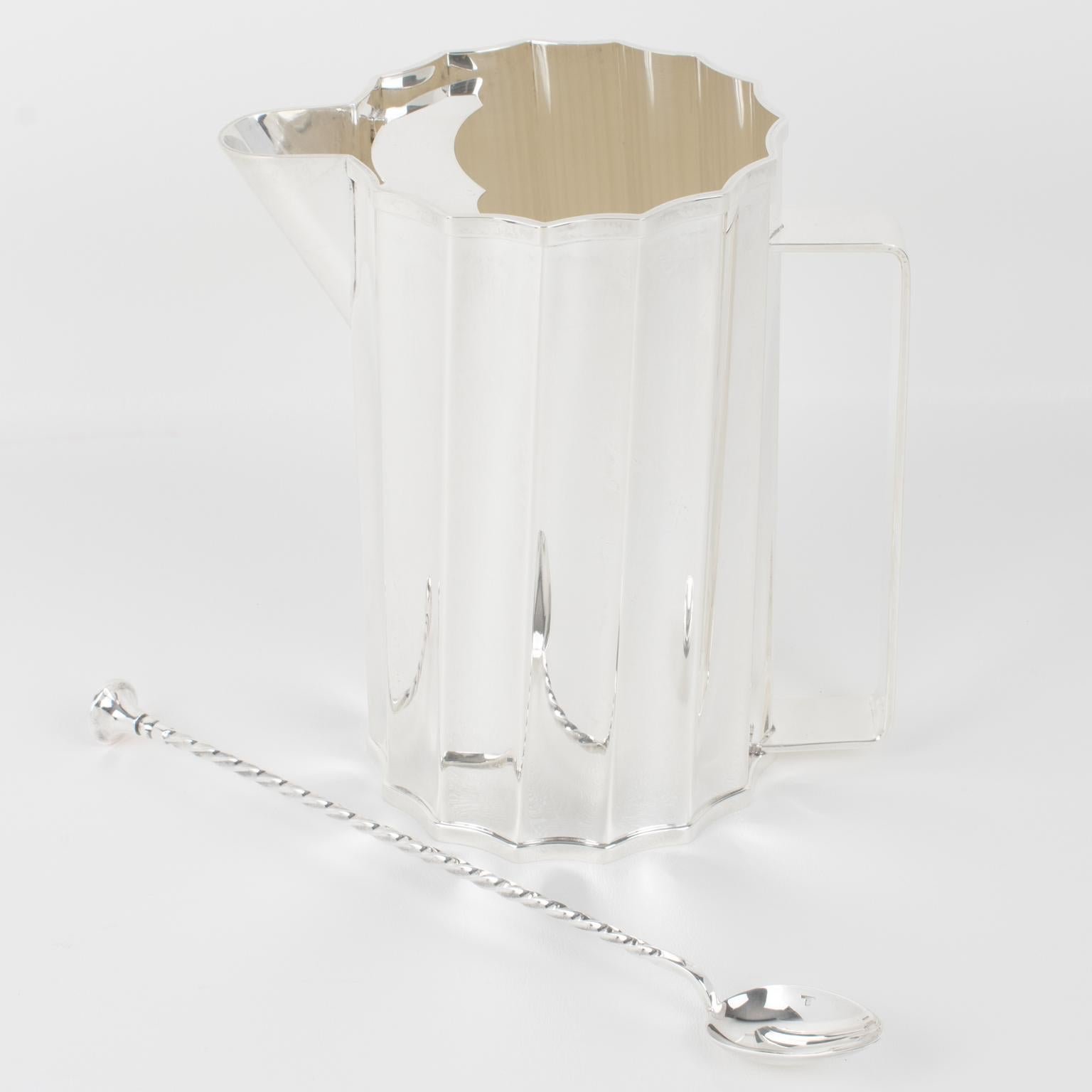 So elegant, modernist Art Deco-inspired silver plate barware cocktail or Martini pitcher designed by St James, Brazil. This drink jug has a minimalist chic design boasting a geometric twisted scalloped sunburst shape, a sturdy handle, and an ice