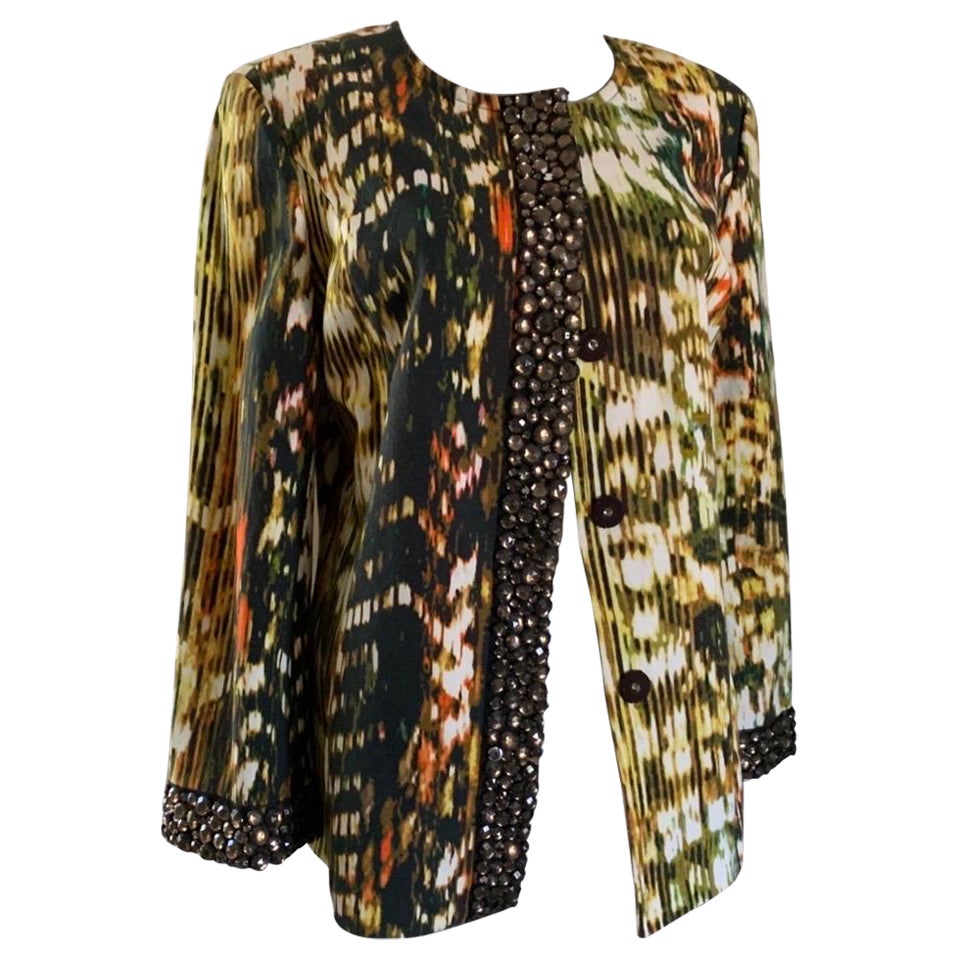 Eine vielseitige und ach so stilvolle Jacke von St. John Collection. Der computergenerierte, moderne, abstrakte Druck wird durch braune, handgekettelte Kristallverzierungen in der vorderen Mitte der Knopfleiste und an den Manschetten hervorgehoben.