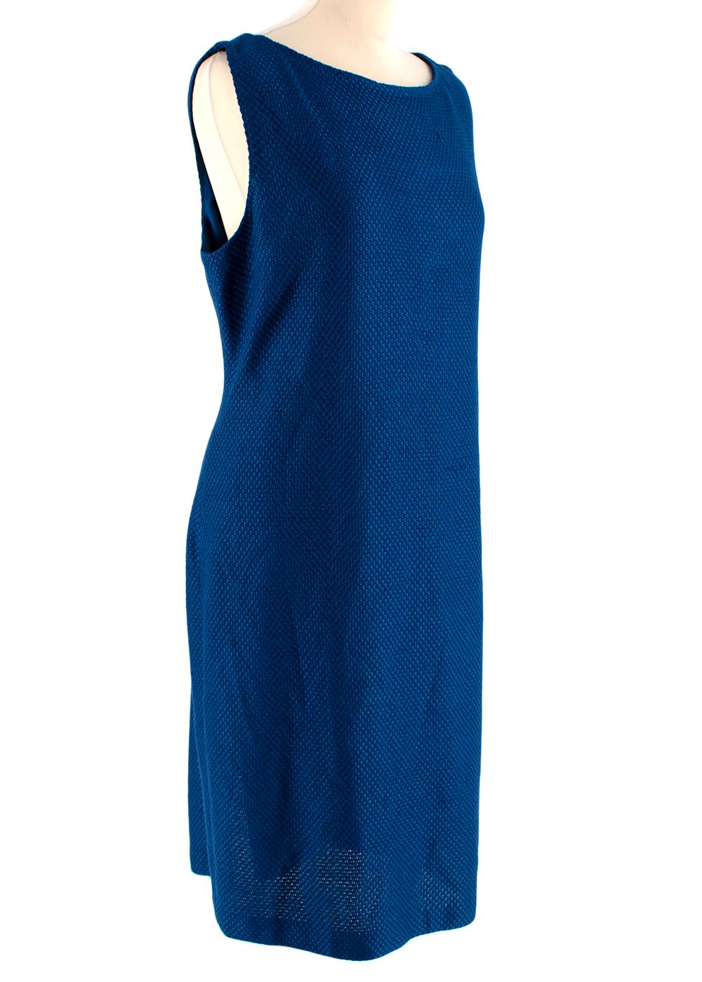 St John Blue Tweed Midi Dress 

- Blue tweed dress
- The sleeveless, midi dress has a classic, straight fit
- Zip lock fastening at the back 
- Small split at the bottom back 

Materials:
50 % rayon 50% wool; facing: 92% silk,8% spandex 
Dry