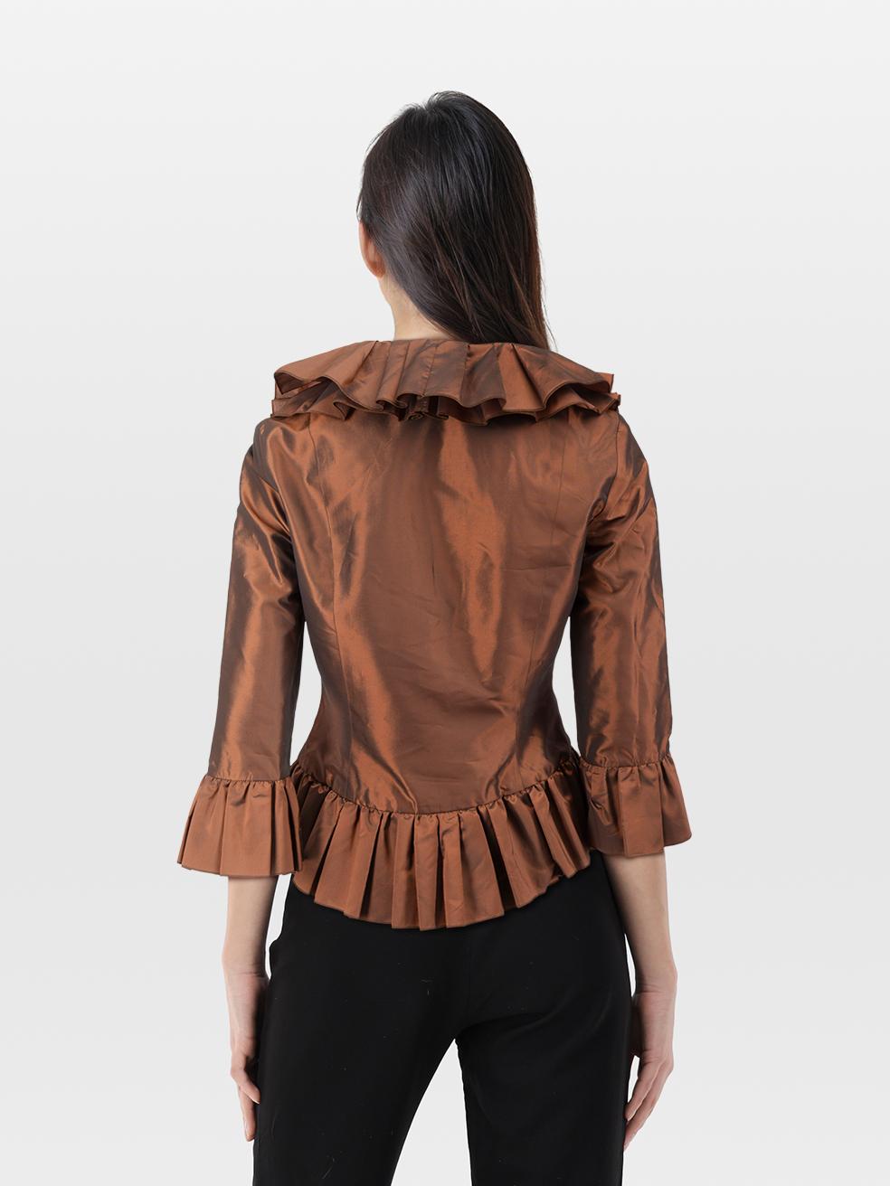 L'ÉTAT est très bon. Pratiquement aucune usure visible de la veste n'est visible sur cet article de revente d'occasion de St John designer.
 

 Détails
 

 

 Marron 
 

 Acétate
 

 Veste
 

 Détail de la bordure à volants
 

 Manchettes évasées
