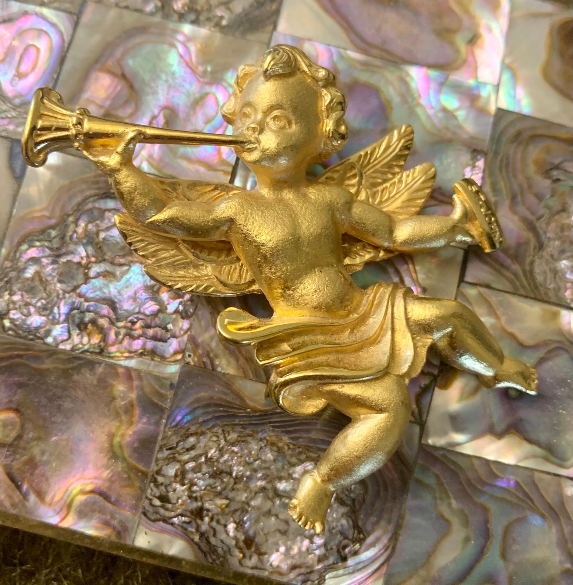 Ein wunderschönes Schmuckstück von St. John, für alle, die an Engel glauben oder die Vorstellung von ihnen mögen. St. John stellt linmited Editionen von Schmuckstücken her. Diese Cherub-Engel-Anstecknadel war sehr begehrt und ausverkauft. Die Nadel