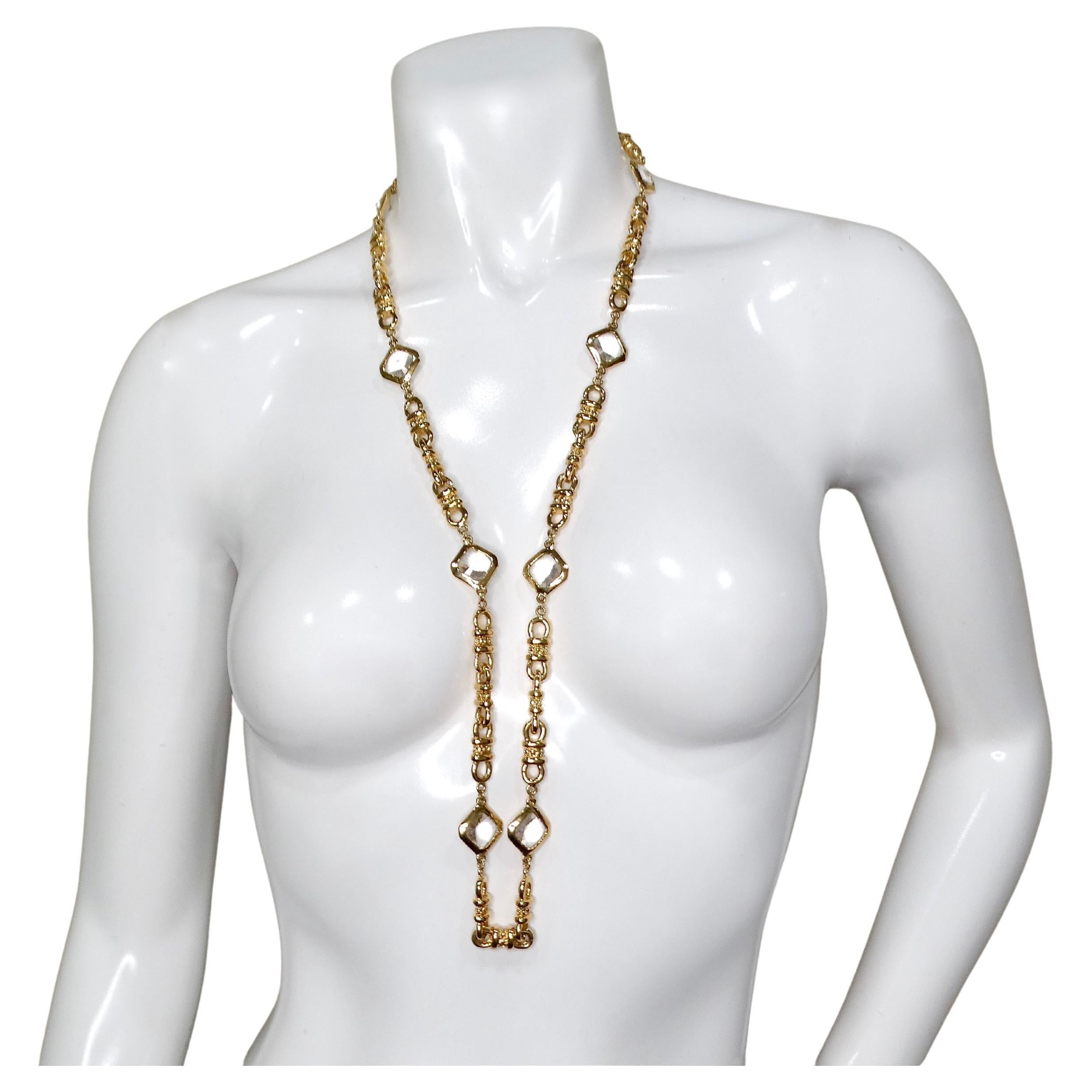 John Chicklet, datant des années 1980, est un exemple frappant de bijou vintage qui incarne l'esthétique à la fois élégante et audacieuse de l'époque. Confectionné dans une finition dorée distinctive, ce collier présente des maillons rectangulaires