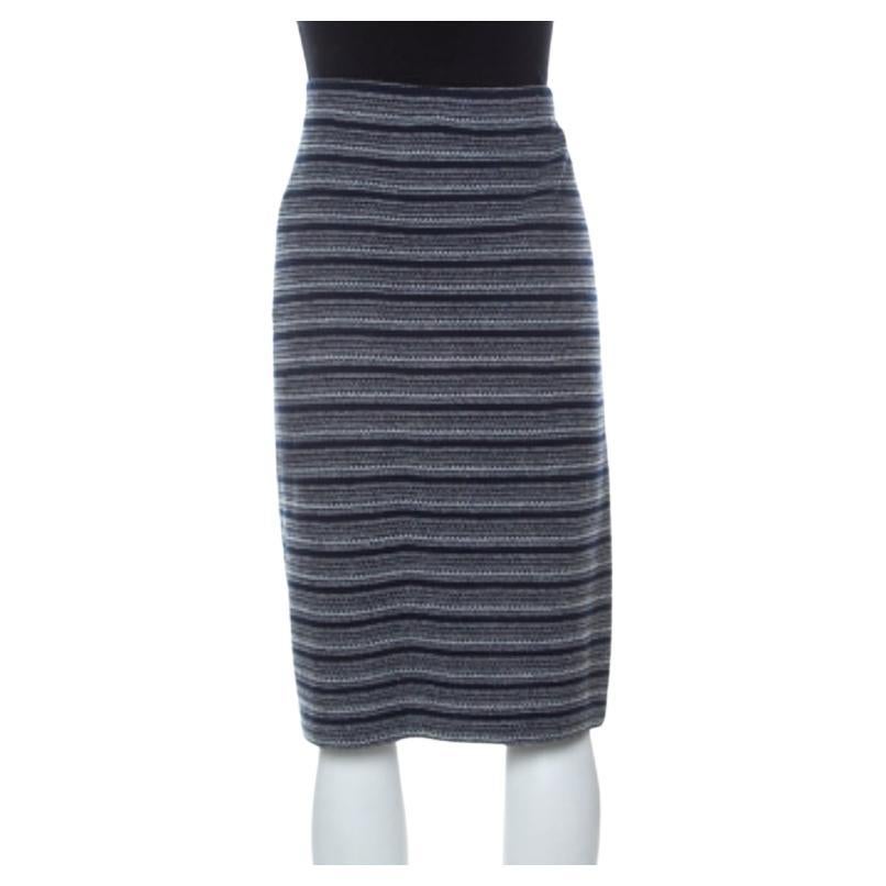 Zeigen Sie Ihren schicken Stil mit diesem bescheidenen und doch verzierten St. John Rock. Dieser außergewöhnliche graue und marineblaue Rock sieht umso besser aus, wenn er mit passenden Pumps und minimalen Accessoires kombiniert wird.