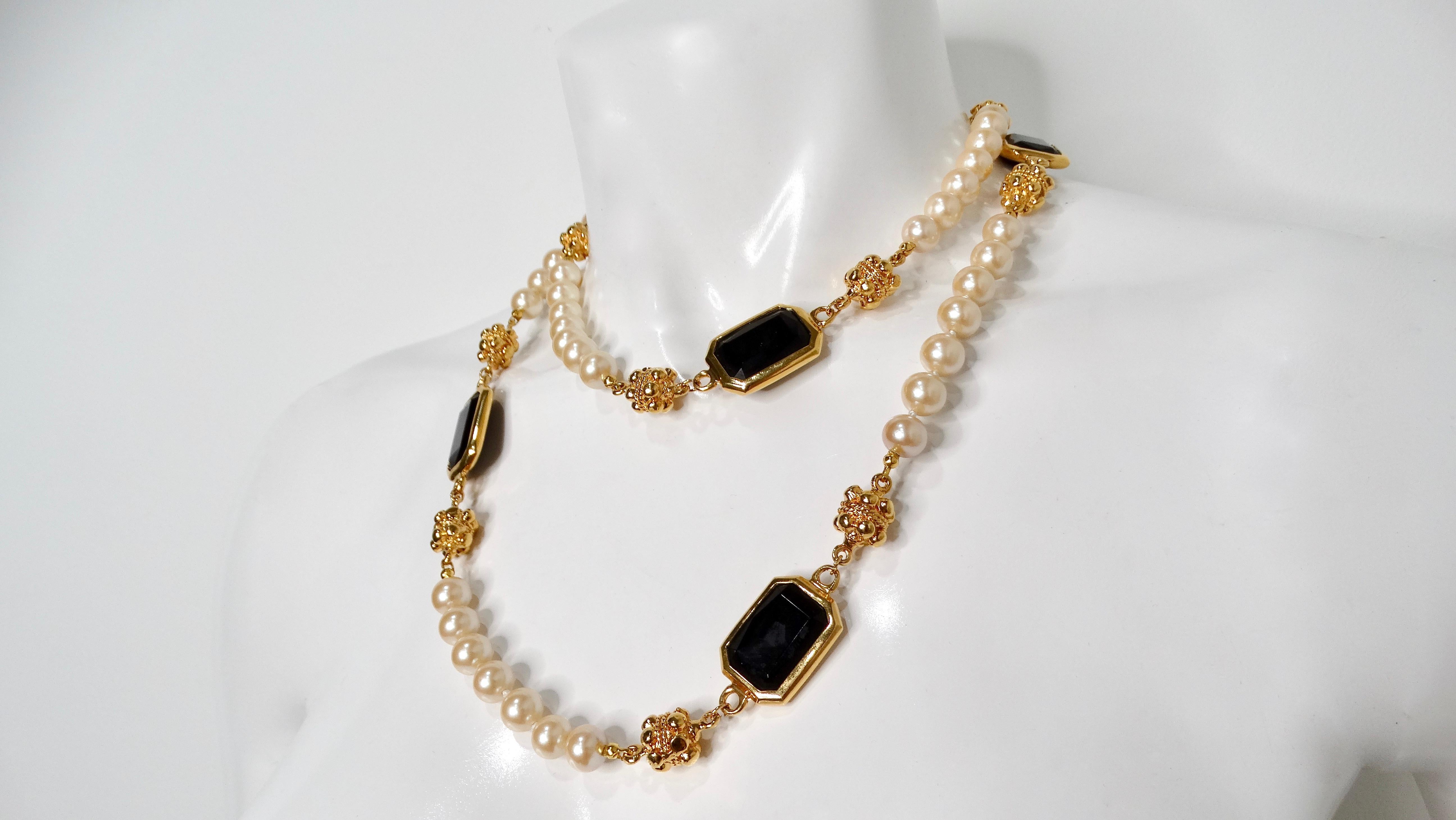 John Costume Pearl & Black Crystal Chicklet Necklace, datant des années 1980, incarne l'élégance vintage avec son design distinctif et ses matériaux luxueux. Composé d'un ensemble de fausses perles, de grappes dorées et de perles de cristal noir en