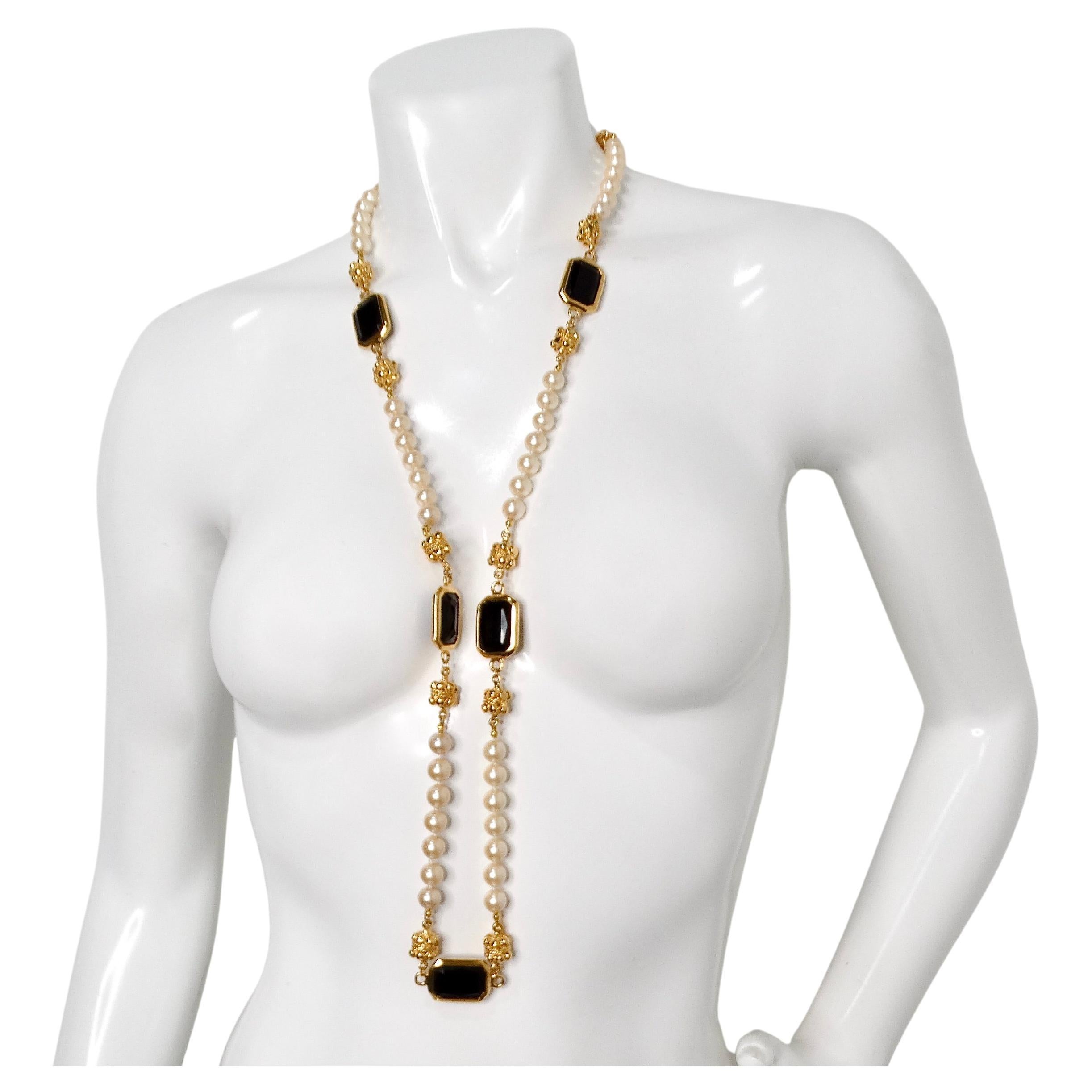 I. John Costume Collier de perles et de cristaux noirs circa 1980 en vente