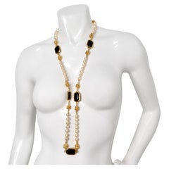 I. John Costume Collier de perles et de cristaux noirs circa 1980