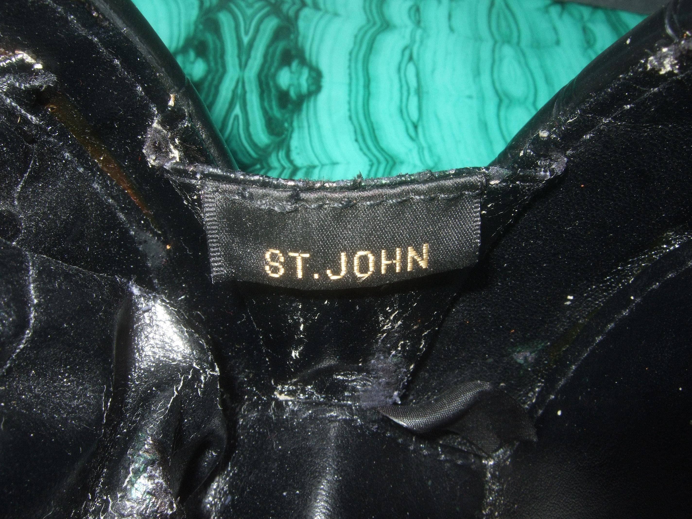 Sac à main St John en vinyle noir gaufré de taille moyenne - Sac à main à bandoulière vers 1990  en vente 11