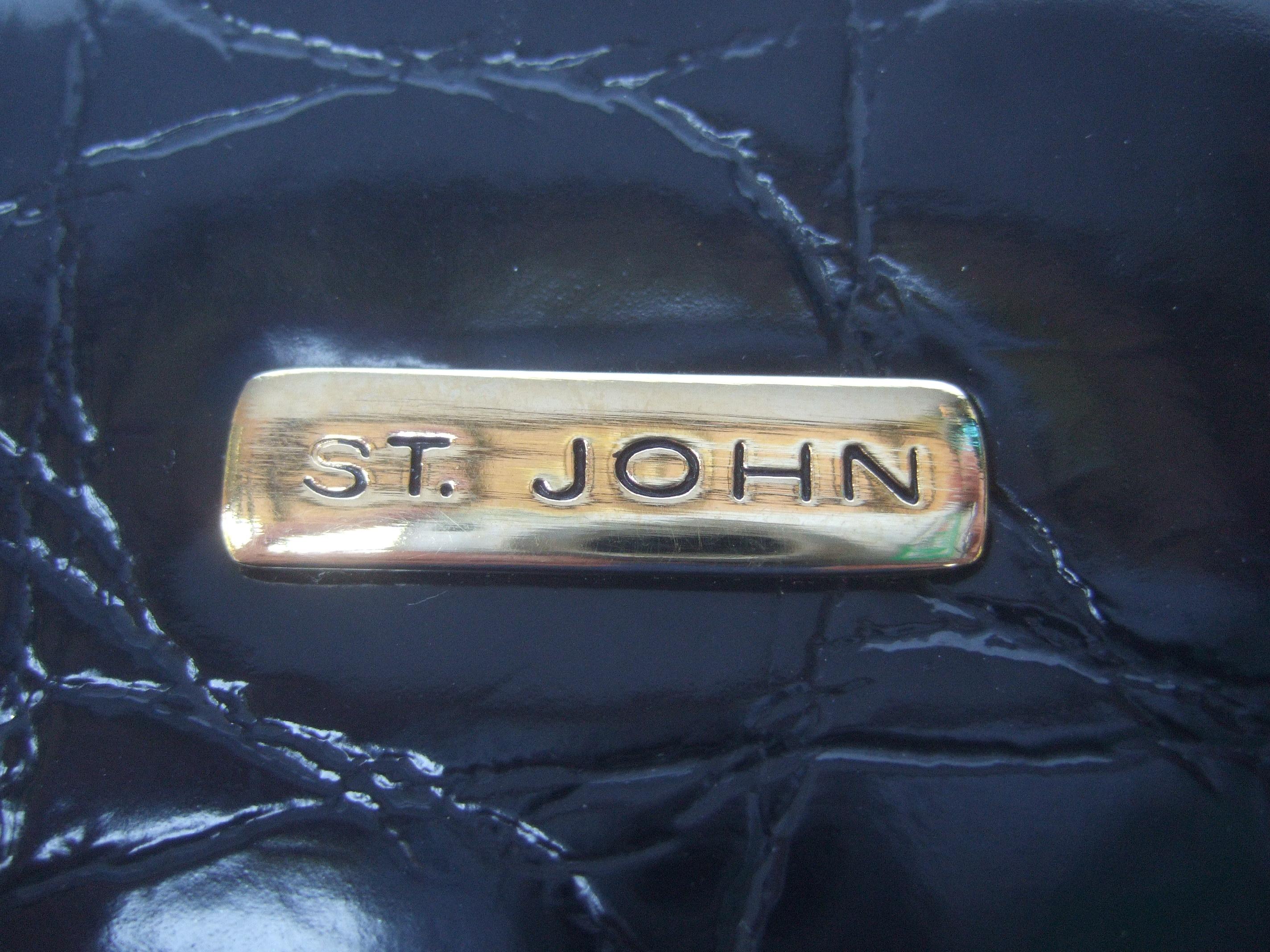 Sac à main St John en vinyle noir gaufré de taille moyenne - Sac à main à bandoulière vers 1990  en vente 2