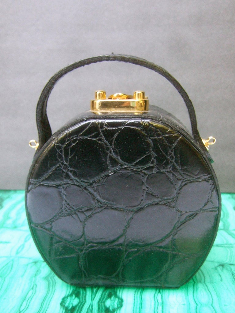 Sac à main St John en vinyle noir gaufré de taille moyenne - Sac à main à  bandoulière vers 1990 - En vente sur 1stDibs