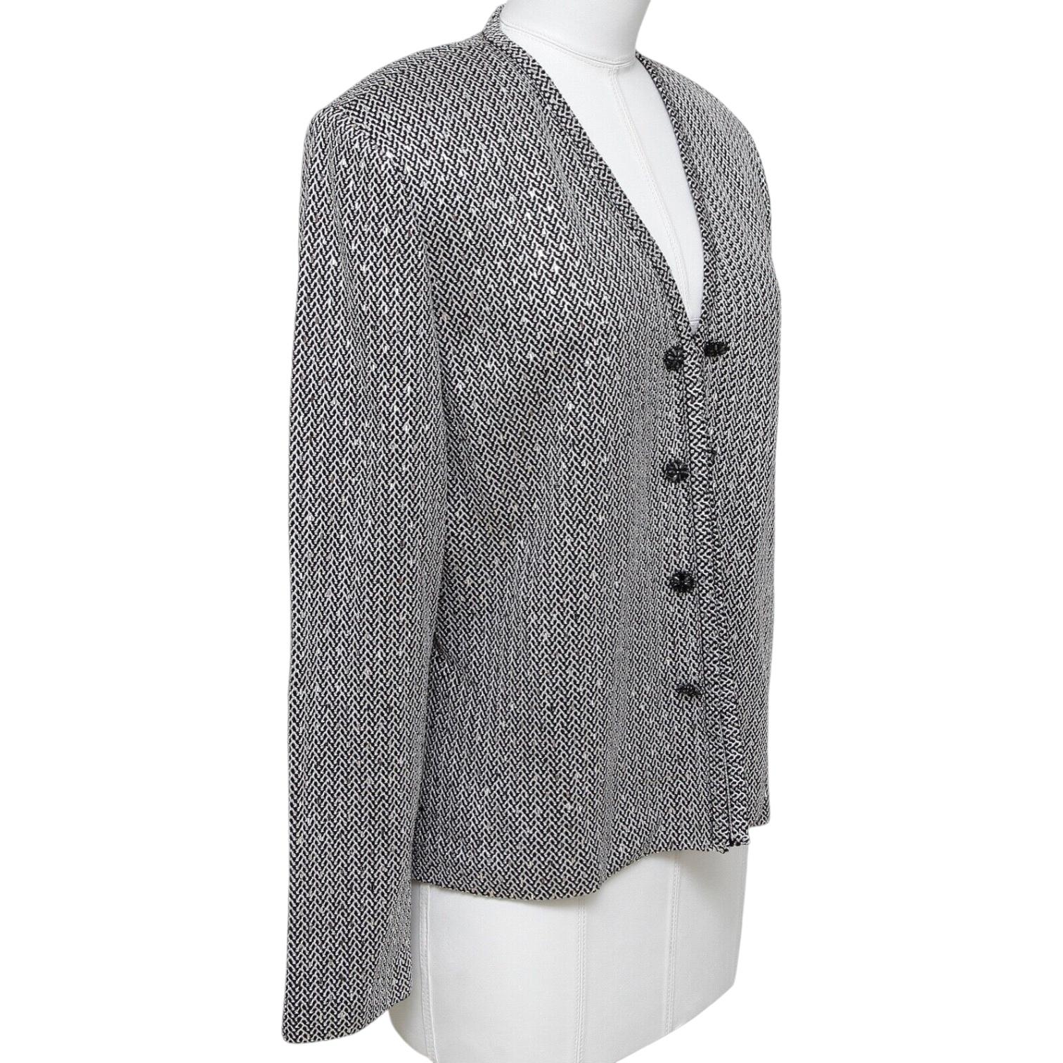 GUARANTEED AUTHENTIC ST JOHN EVENING STUNNING PAILLETTE RHINESTONE JACKET


Design:
- Paillette and rhinestone embellished cardigan jacket in a beautiful rich black silver color.
- V-neck.
- Single front hook.
- Front has rhinestone faux buttons.
-