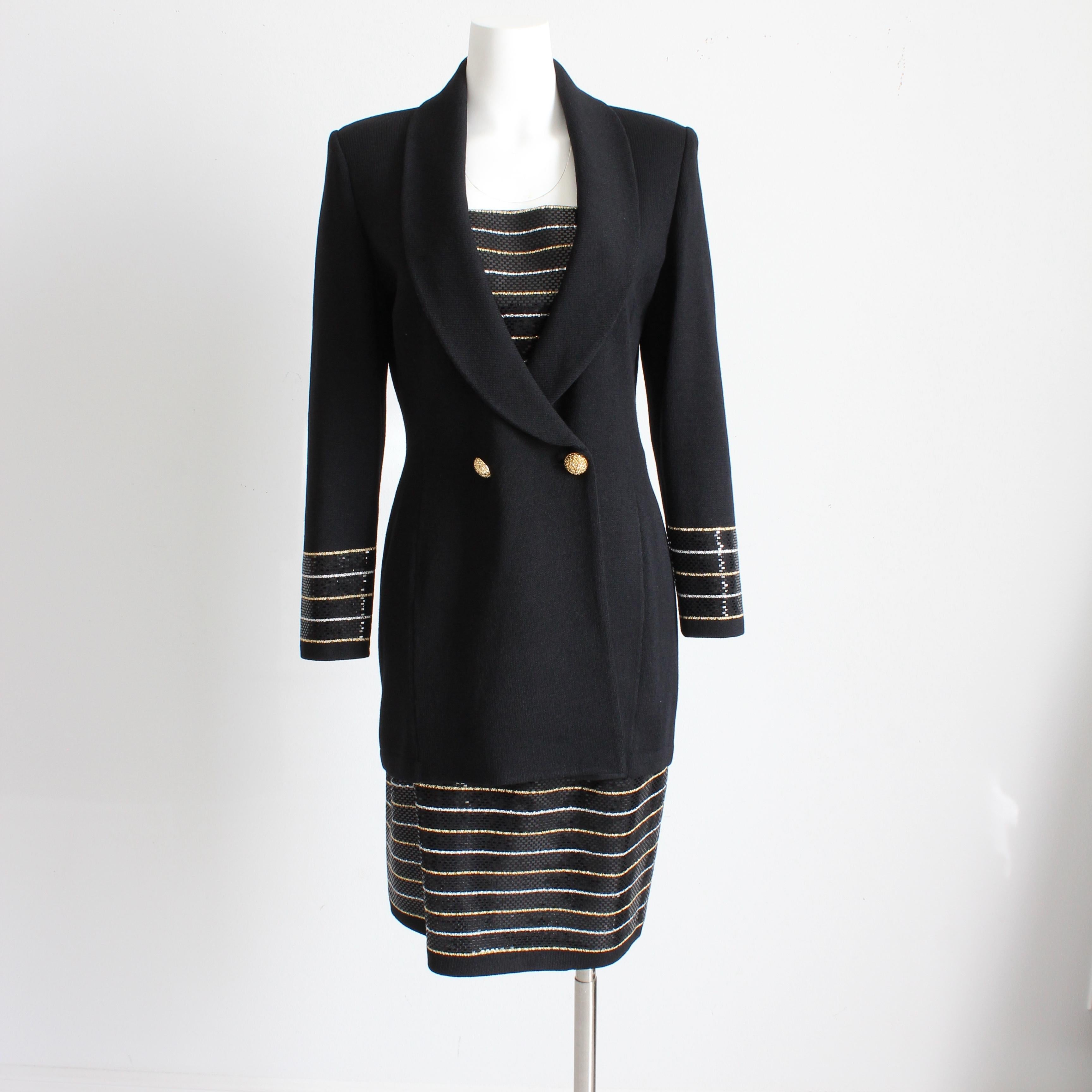 Zweiteiliger St. John Evening-Anzug aus zweiter Hand, wahrscheinlich aus den 1990er Jahren.  Dieses elegante Set aus dem charakteristischen schwarzen Santana-Strick der Marke besteht aus einer langen Jacke mit schickem Schalkragen und glitzernden,