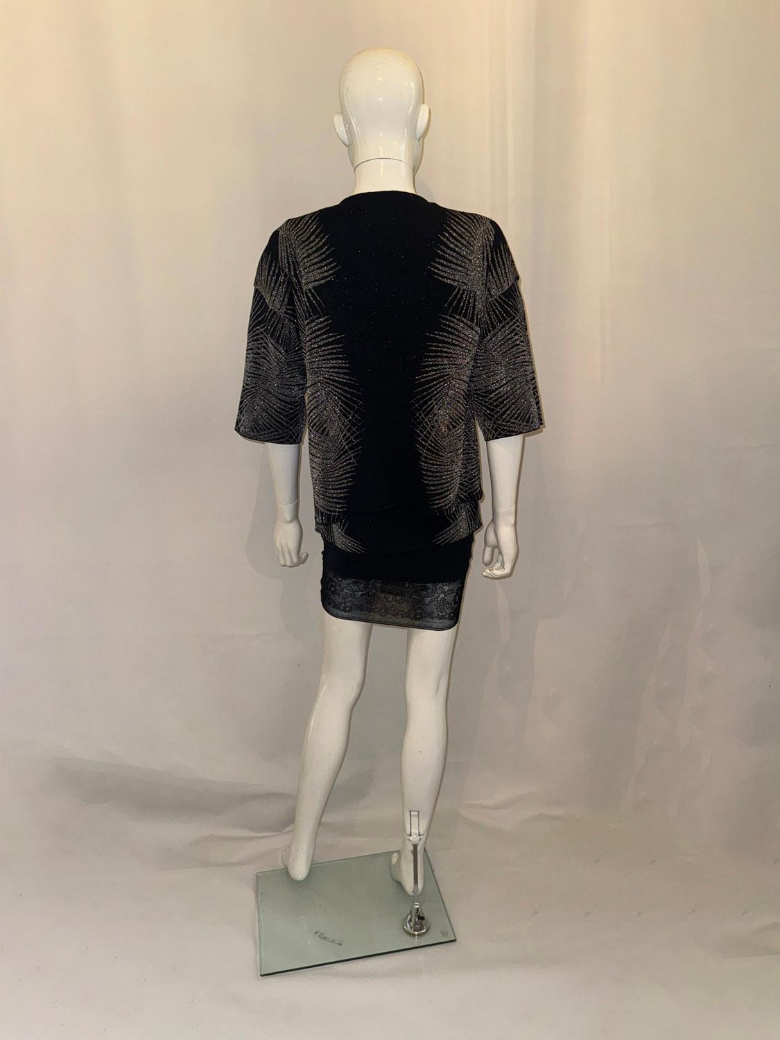 A chic and easy to wear evening twin set by St Johns. The outfit comprises a v neck vest top in black with a silver design. The top is sleaveless and has 5 1/2'' slits on either side. Size S Measurements: Bust up to 38'', length 25''
The jacket has
