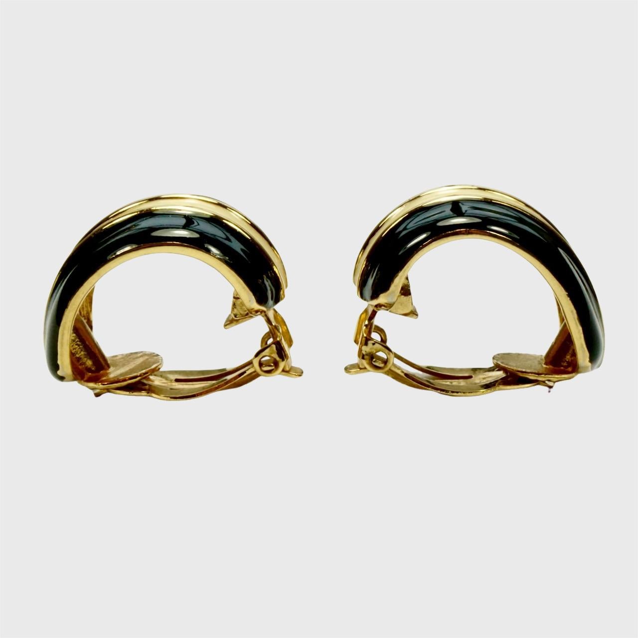 Orecchini a clip St. John placcati in oro e smaltati in nero e crema In condizioni buone in vendita a London, GB