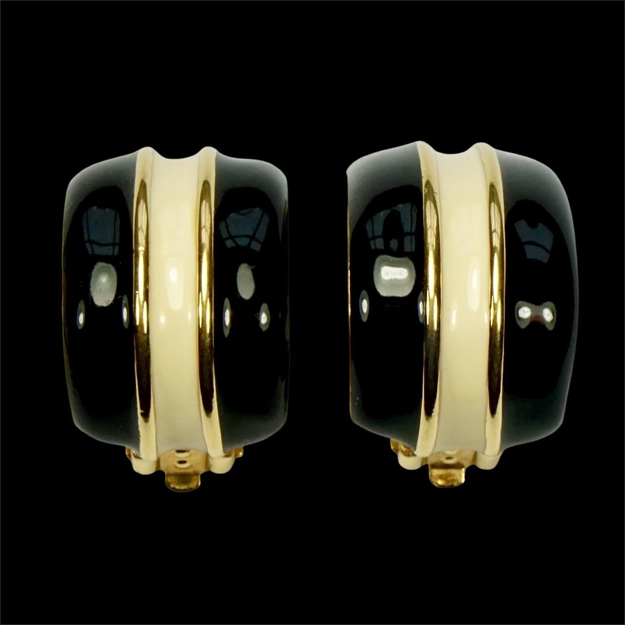 Orecchini a clip St. John placcati in oro e smaltati in nero e crema in vendita 3