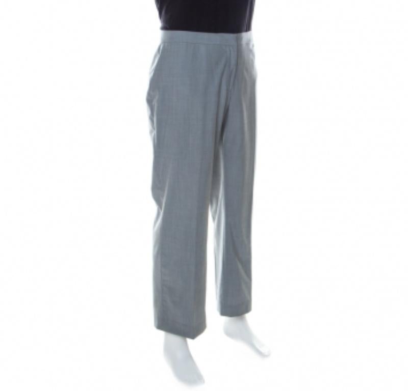 Eine klassische St. John-Kreation in Grau. Die Hose ist aus einem Wollmischgewebe gefertigt und hat eine gerade Passform. Sie wird mit einem Reißverschluss geschlossen und ist perfekt geschnitten. Sie haben die perfekte Kombination aus Schnitt,