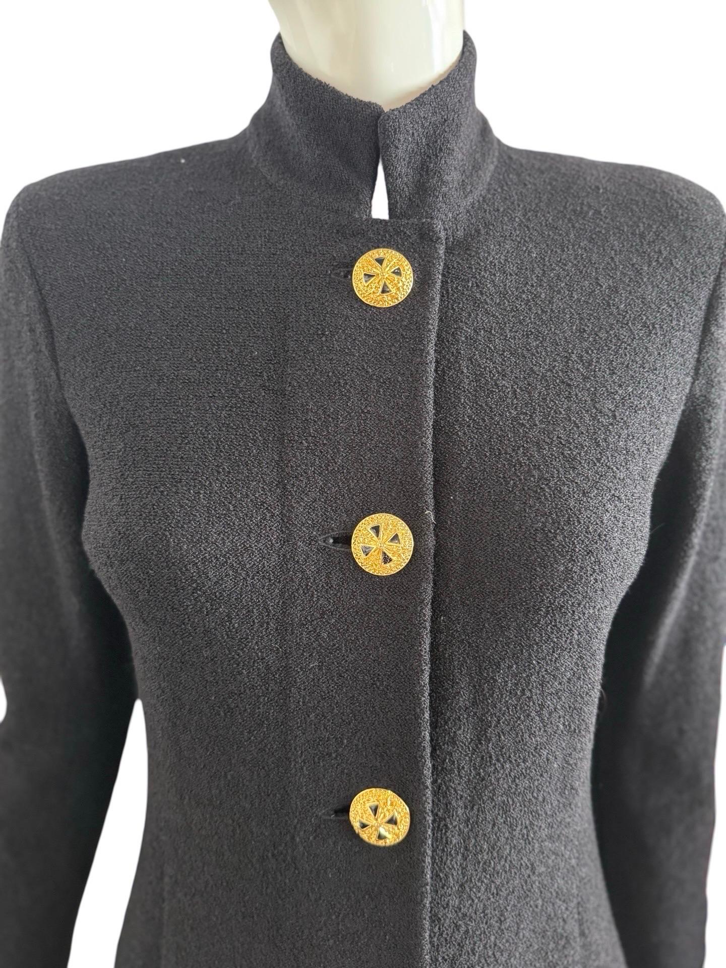 Todo el mundo necesita un vestido negro de punto St. John de los 90 en su armario.  Tan chic para el frío y sientan tan bien.
Está en excelente estado, de punto de peso medio, con grandes botones dorados y negros y cuello alto.  Sin forro.  No hay