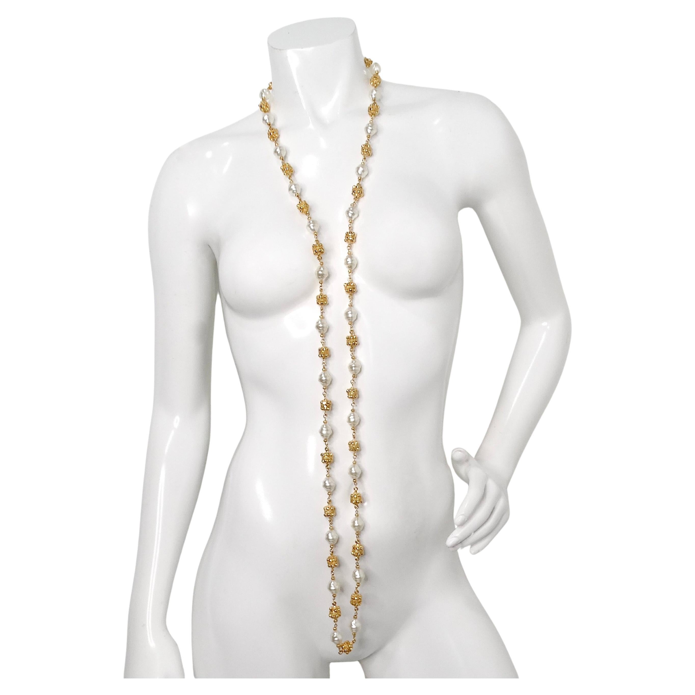 Le collier à maillons en or et perles de fantaisie St. John Long, datant des années 1980, illustre l'opulence et le savoir-faire caractéristiques de la création de bijoux de cette époque. Avec son élégante combinaison de fausses perles baroques