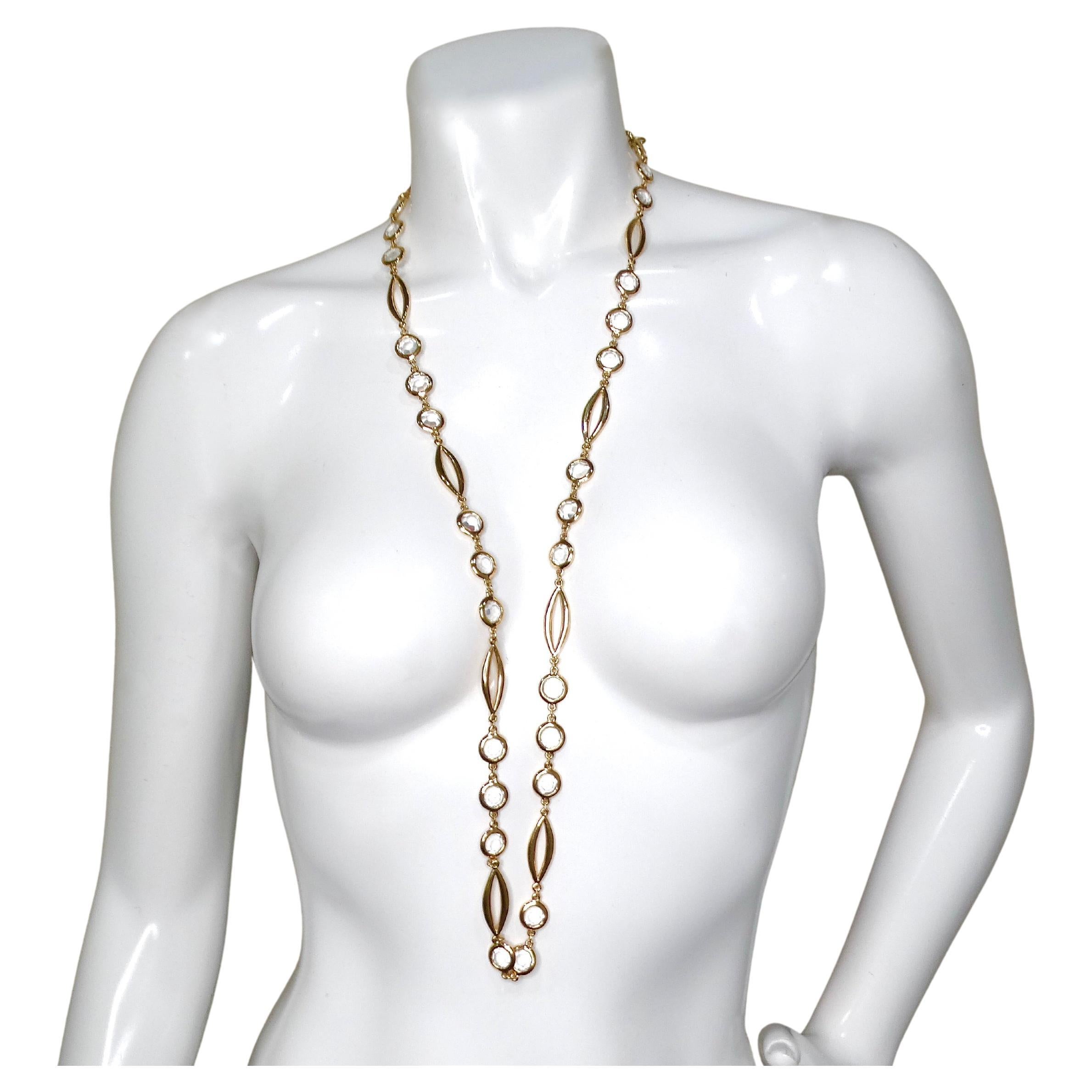 John Long Geometric Chicklet Gold-Tone Chain Necklace, datant des années 1990, est un exemple frappant de l'art de la joaillerie vintage. Avec ses maillons audacieux en forme de poussins, ce collier incarne l'esthétique à la fois sophistiquée et