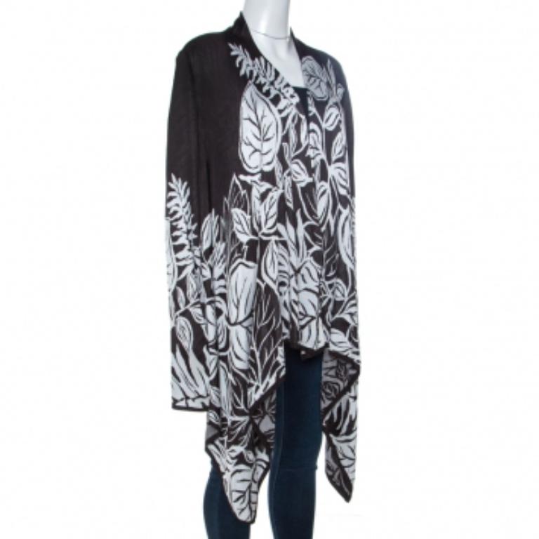 Diese schöne Strickjacke von St. John ist exquisit. Er ist aus einer Mischung hochwertiger Stoffe gefertigt und besticht durch sein monochromes Farbschema. Die Strickjacke hat ein interessantes Jacquardmuster, eine drapierte Silhouette, eine offene