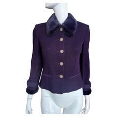 St. John Lila Strickjacke mit Fellbesatz aus Wolle