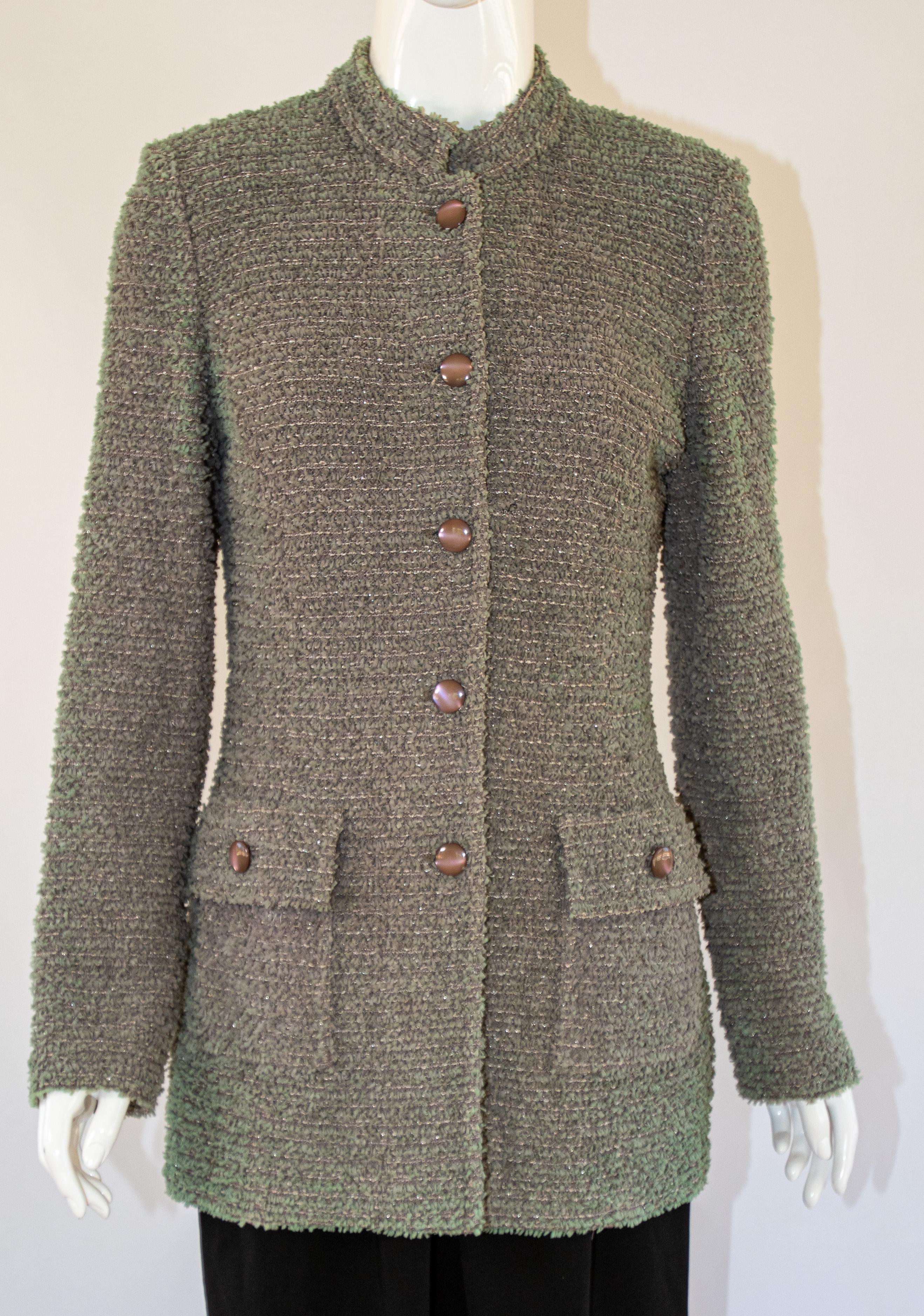 St John Ribbon Eyelash Grey Tweed Long Jacket.
A long jacket is cut from textured fil coupe ribbon eyelash tweed, complete with signature gold buttons and two front patch pockets.
Button front with gold tone hardware
Overall Length: 29 Inches
Sleeve