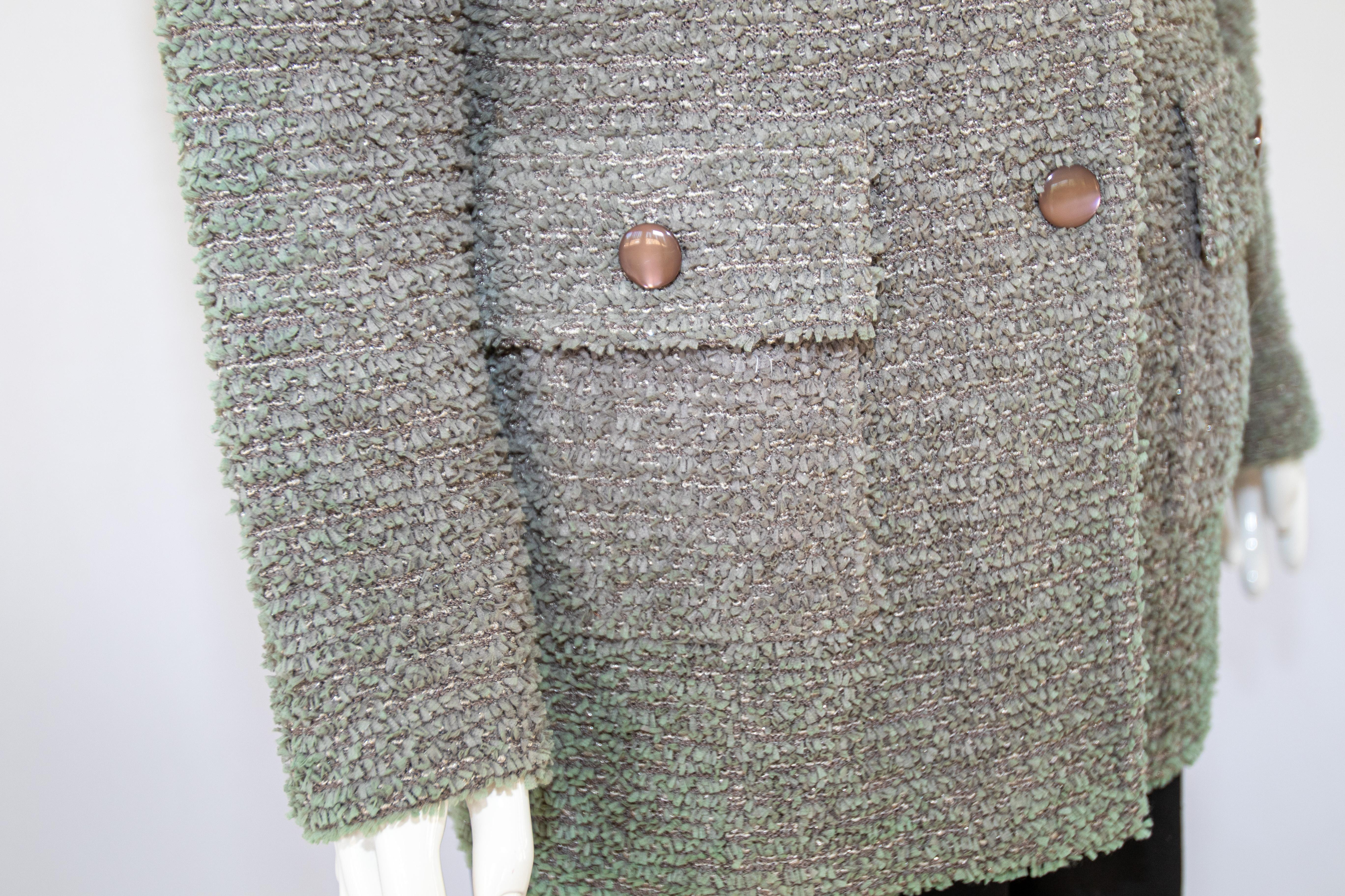St John Lange Jacke aus grauem Tweed mit Eyelash-Schnörkeln. im Angebot 4