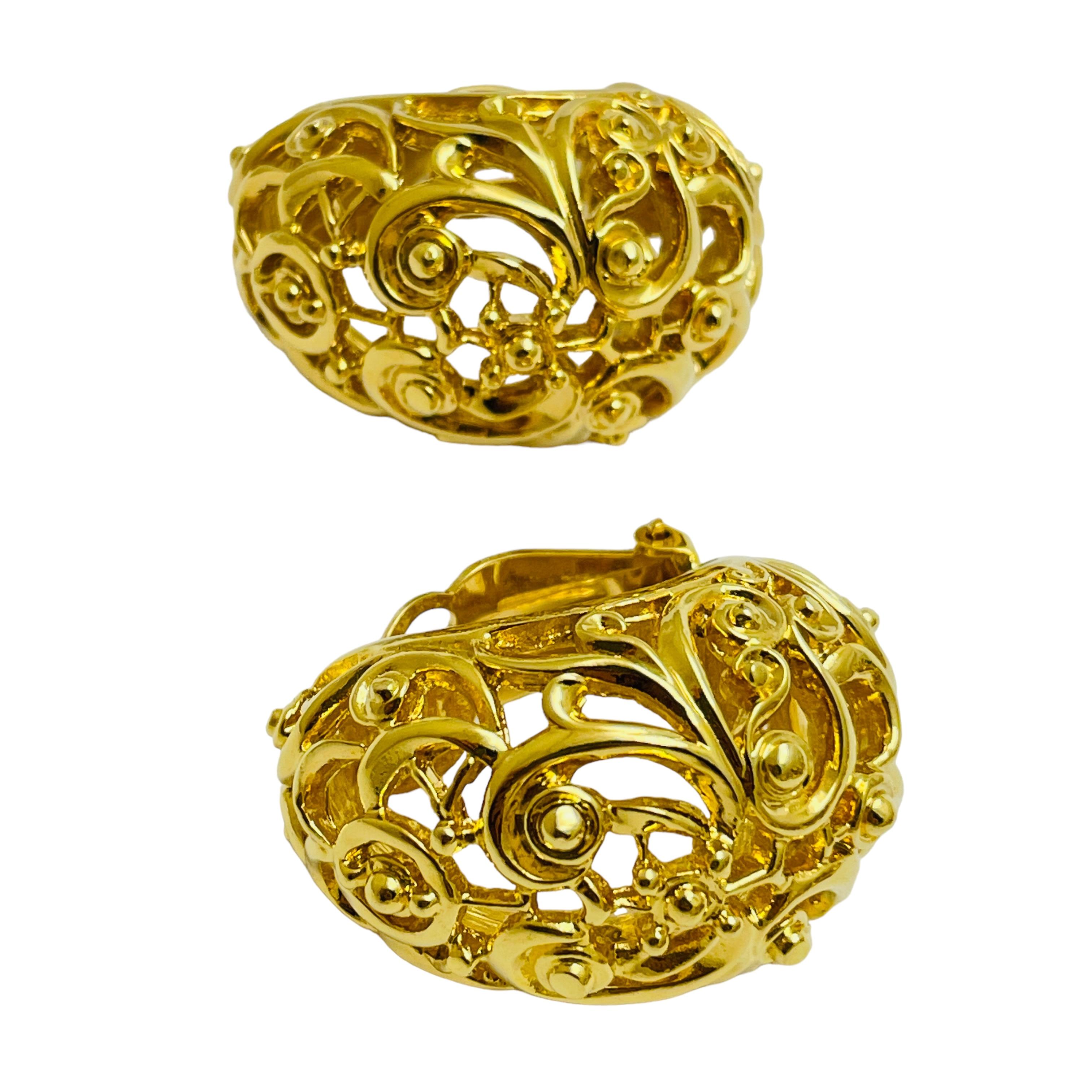 DETALLES

- firmado ST JOHN   

- tono dorado  

- pendientes vintage de diseño

MEDIDAS  

- 

CONDICIÓN

-  muy buen estado vintage con mínimos signos de desgaste 

 Código 43

❤️❤️  JOYAS DE DISEÑO VINTAGE ❤️❤️

❤️❤️  BOUTIQUE DE ALEXANDER  ❤️❤️