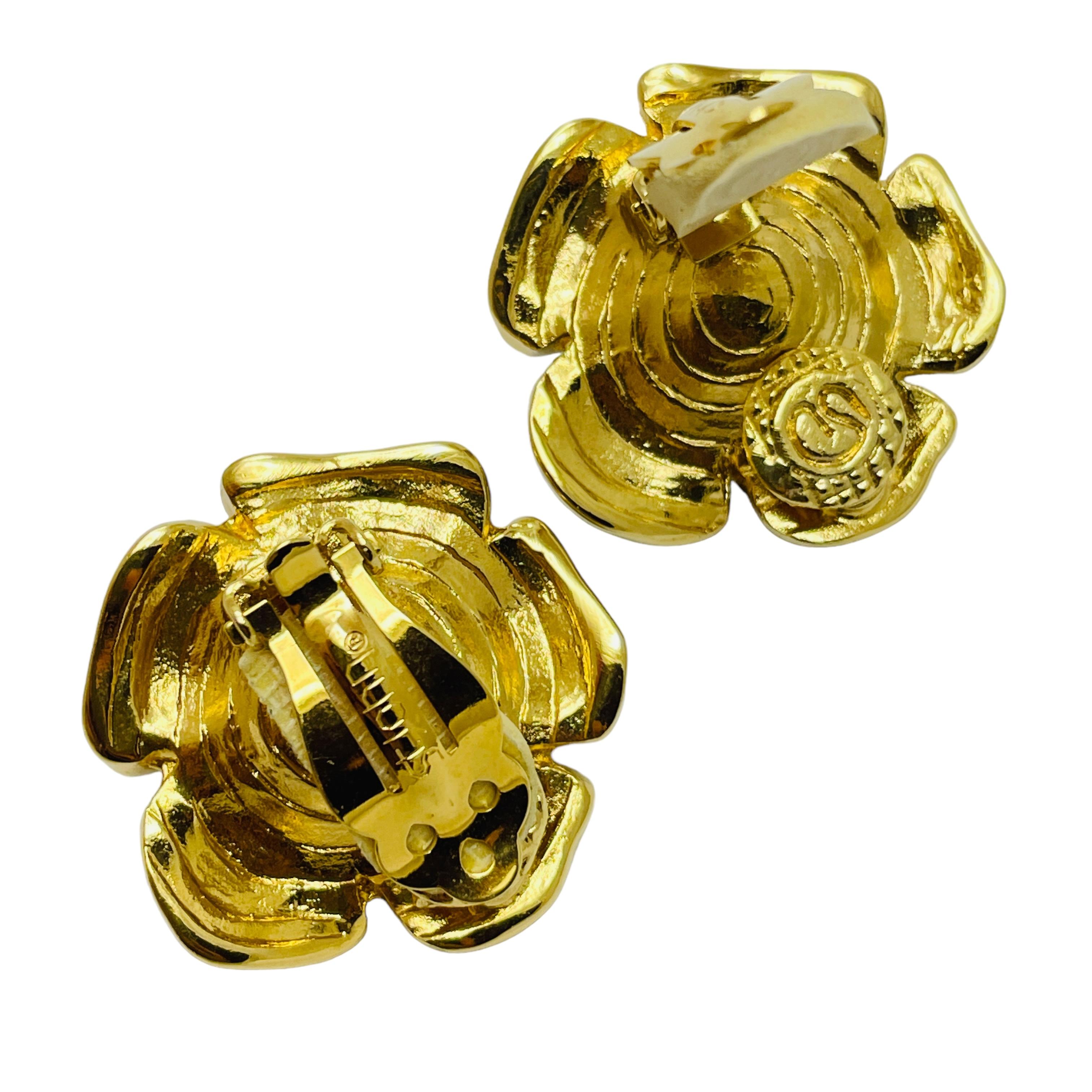 ST JOHN signed vintage gold pearl enamel flower designer clip on earrings In Good Condition For Sale In Palos Hills, IL