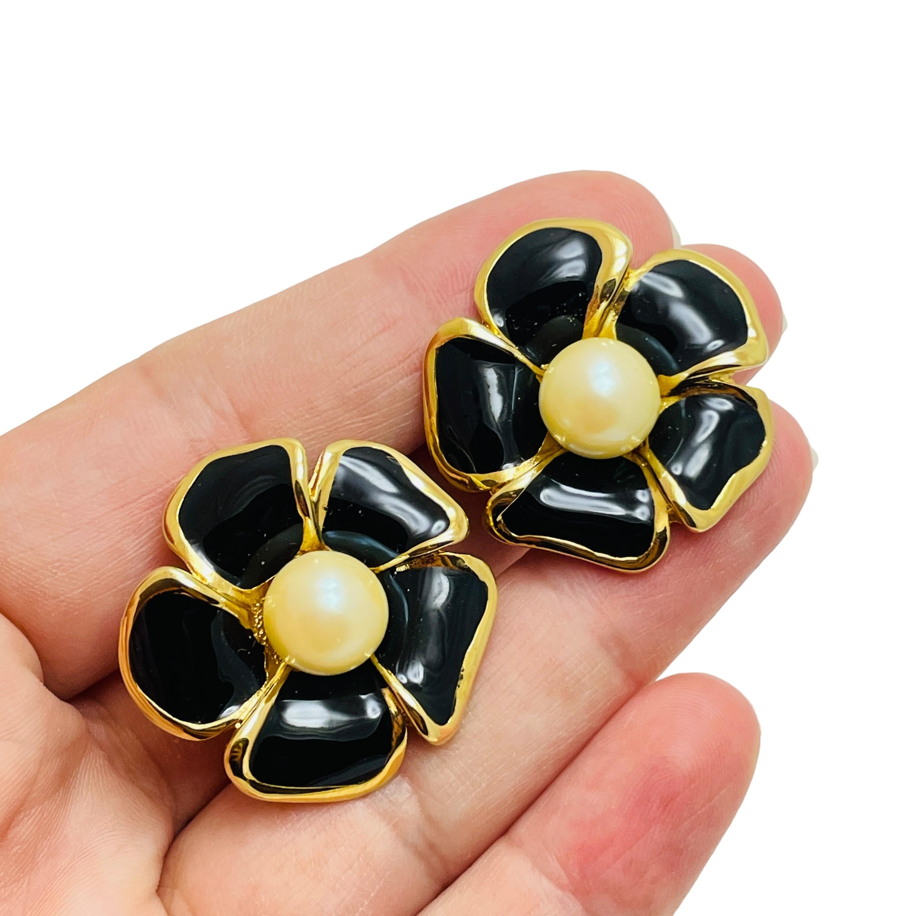 Women's ST JOHN signed vintage gold pearl enamel flower designer clip on earrings For Sale