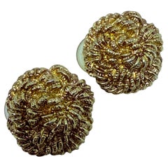 pendientes de clip de diseño vintage en tono dorado firmados por ST JOHN