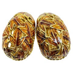 ST. Orecchini a clip firmati JOHN vintage con logo in oro e smalto color ambra