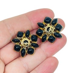 ST. JOHN signiert vintage goldton logo schwarz emailliert designer clip ohrringe