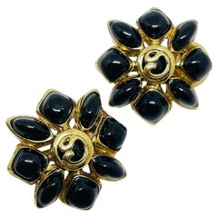 ST. JOHN signiert vintage goldton logo schwarz emailliert designer clip ohrringe