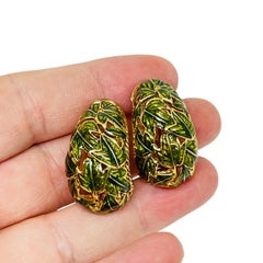 ST. Orecchini a clip firmati JOHN vintage con logo in oro e smalto verde
