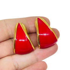 ST. Orecchini a clip firmati JOHN con logo vintage in oro e smalto rosso