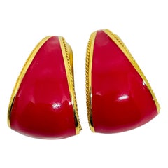 ST. Orecchini a clip firmati JOHN con logo vintage in oro e smalto rosso