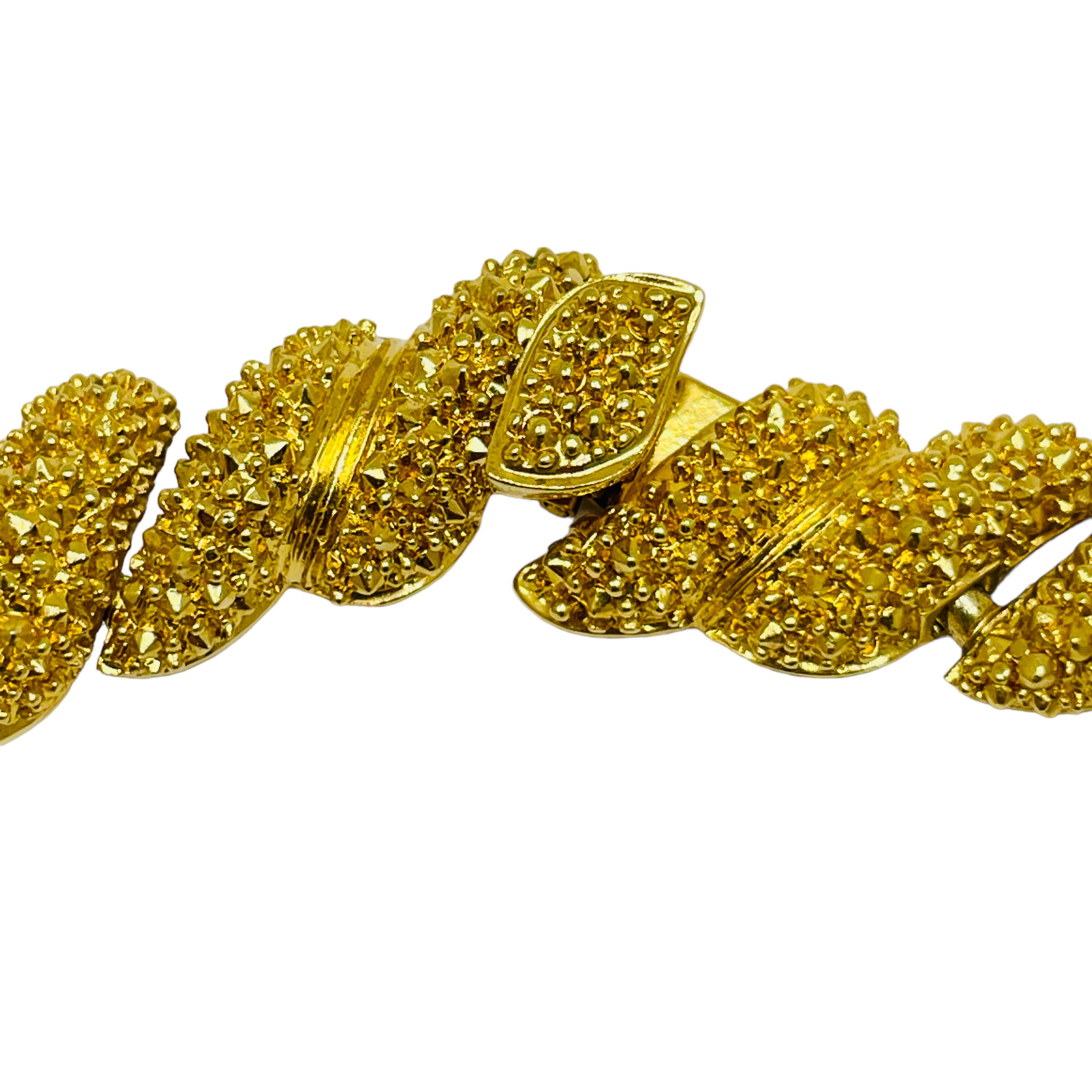 DETALLES

- firmado ST JOHN 

- tono dorado 

- collar vintage de diseño
  

MEDIDAS  

-

CONDICIÓN

-  muy buen estado vintage con mínimos signos de desgaste 

 Código 32

❤️❤️   JOYAS VINTAGE DE DISEÑO   ❤️❤️

❤️❤️  BOUTIQUE DE ALEXANDER  ❤️❤️