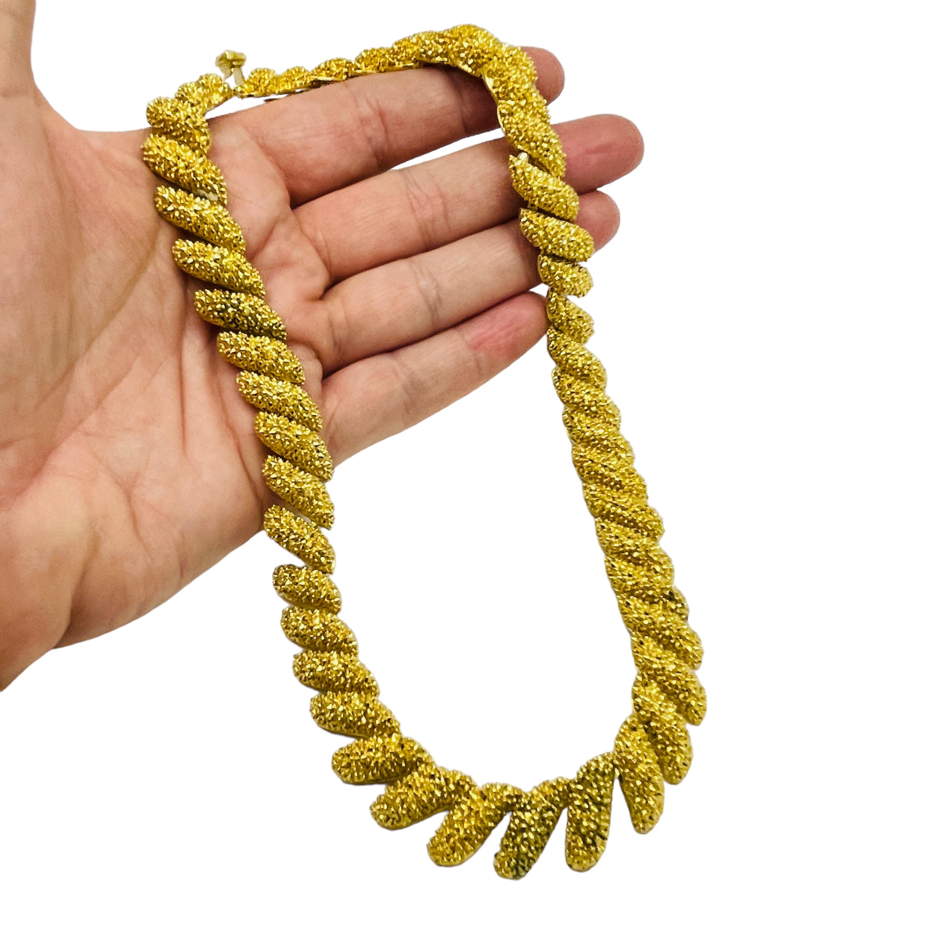 ST JOHN firmado vintage tono dorado collar gargantilla masiva de diseño en venta 1