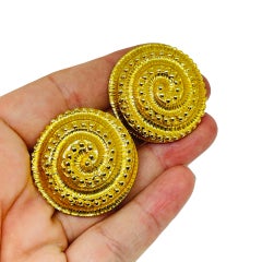 ST. JOHN signed vintage gold tone swirl designer clip on earrings