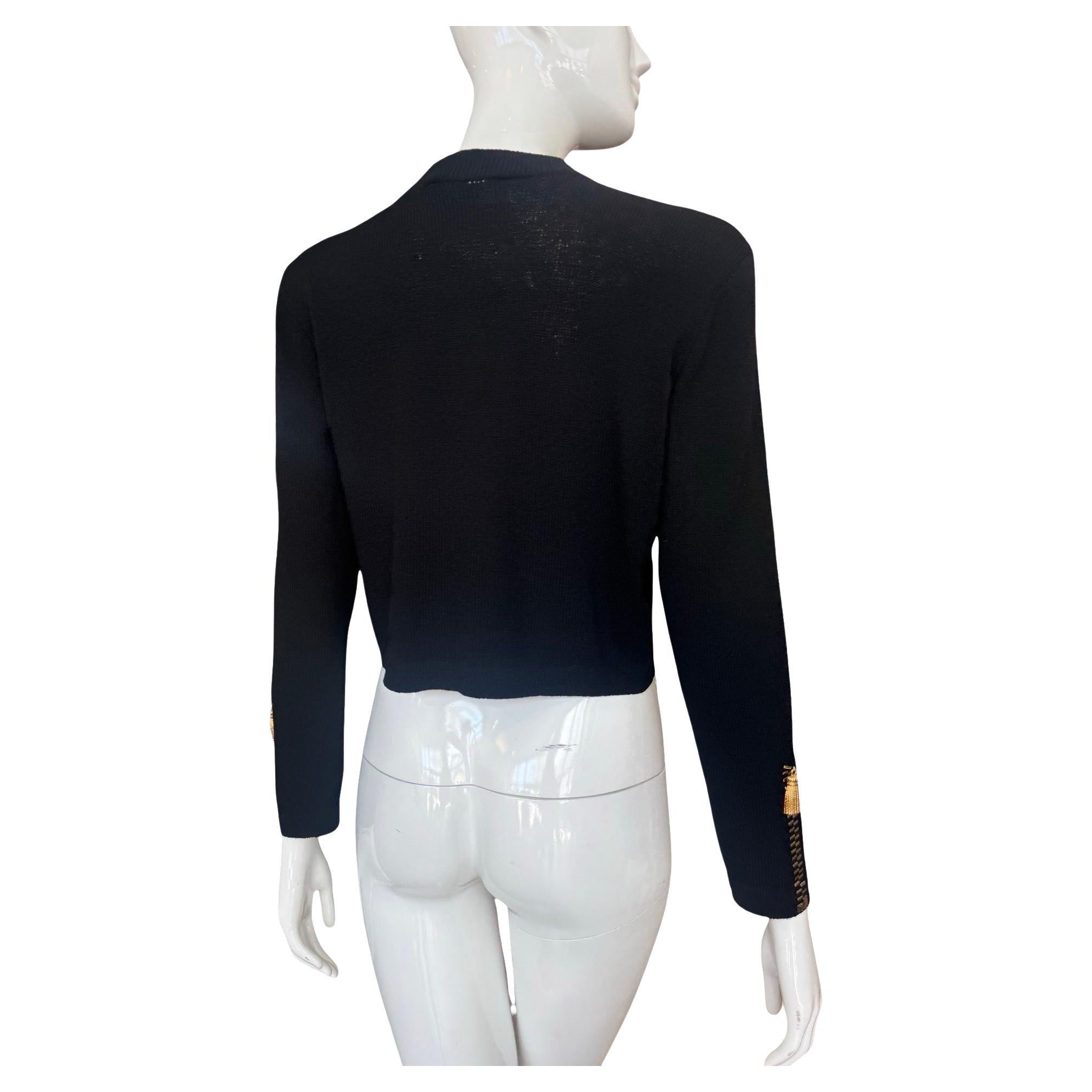 Amusant tricot St John des années 90 qui est fait pour donner l'impression qu'il y a des fermetures à glissière dorées sur les poches extérieures, mais les deux sont juste pour le spectacle, il n'y a pas de poches ou de fermetures à glissière