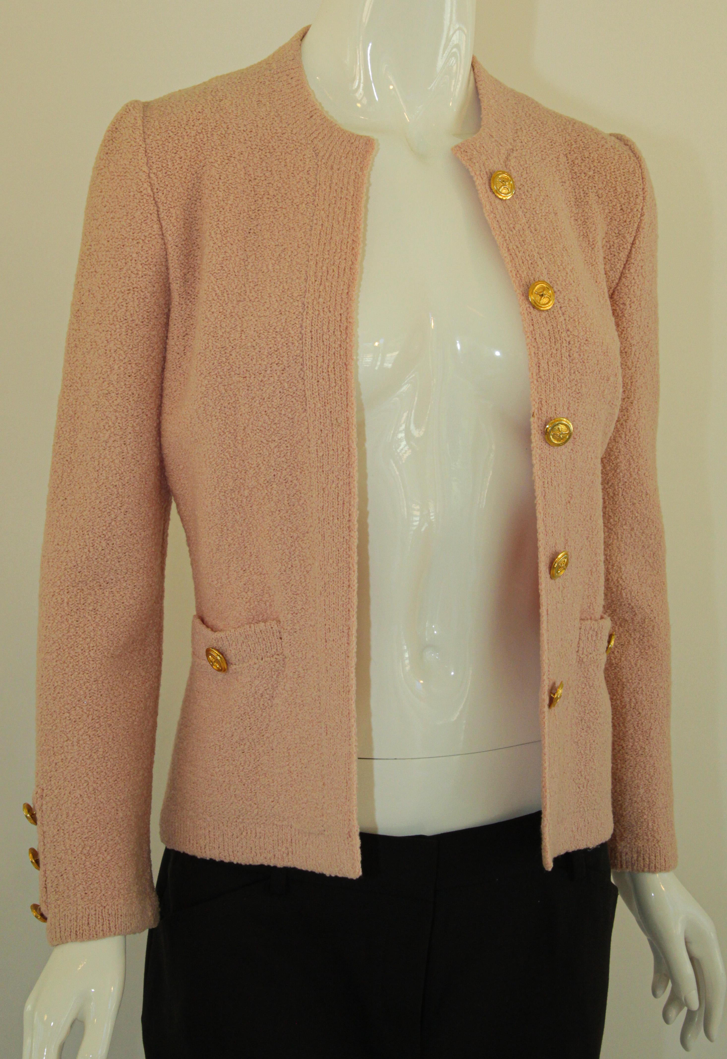 St John women pink blush cardigan.
St. John vintage light pink knit cardigan sweater.
A rich, subtle texture elevates a classic jacket with gold statement buttons.
Front pockets.
Light pink blush orchid color.
Will fit Size Small to Medium.
Please